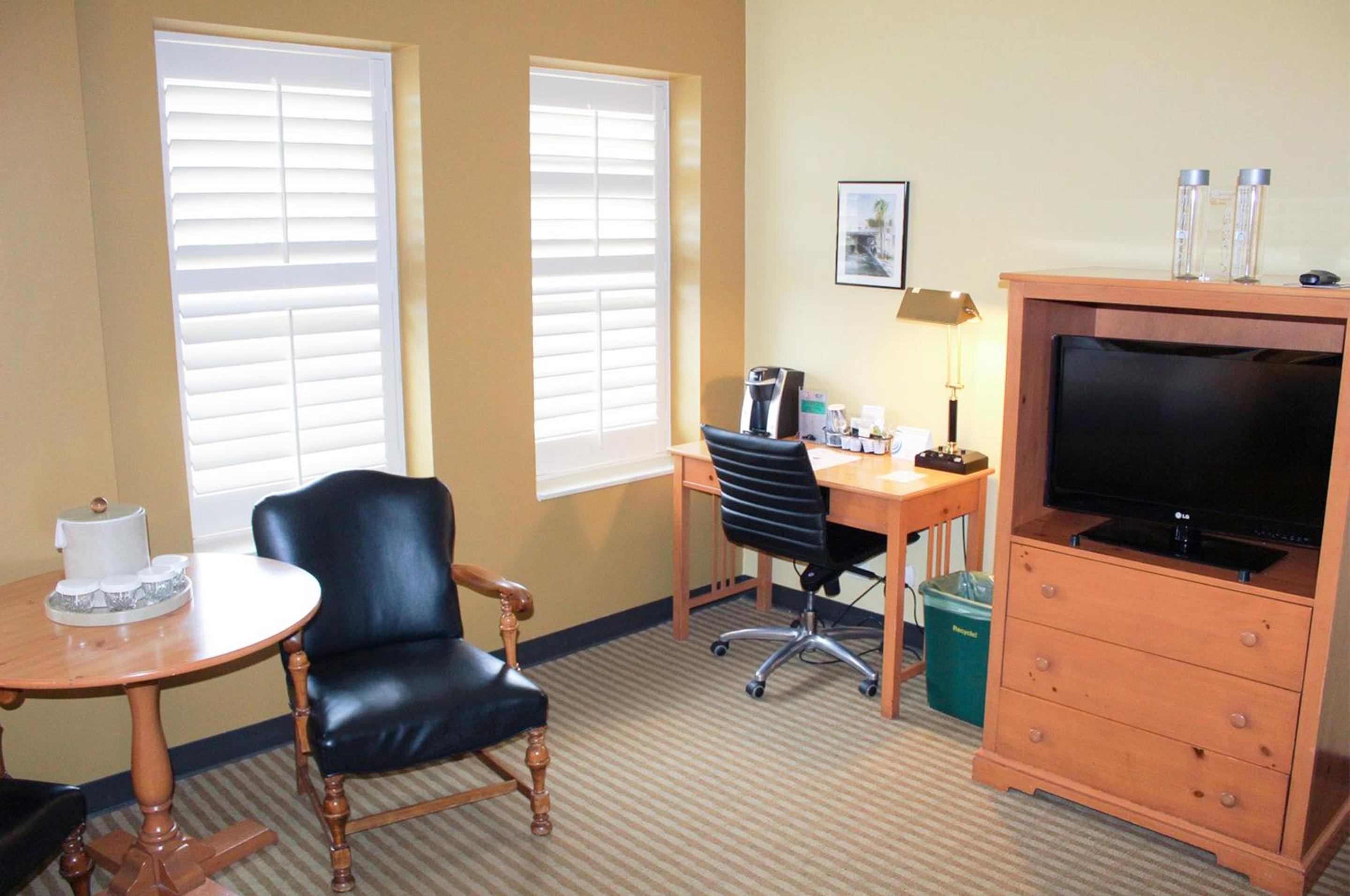 Deluxe King Room - Photo 5