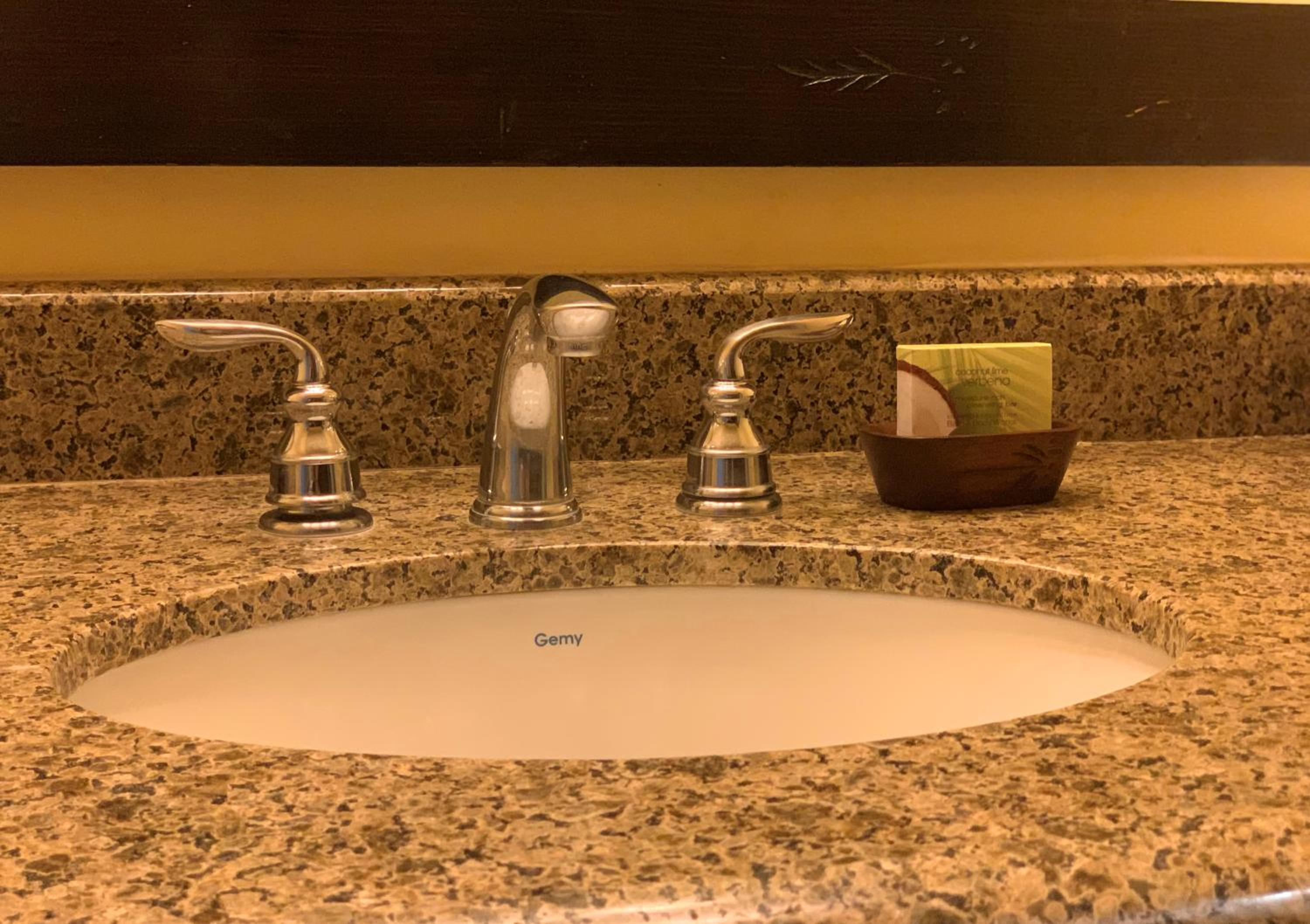 Luxury Suite with Ocean View - Photo 10