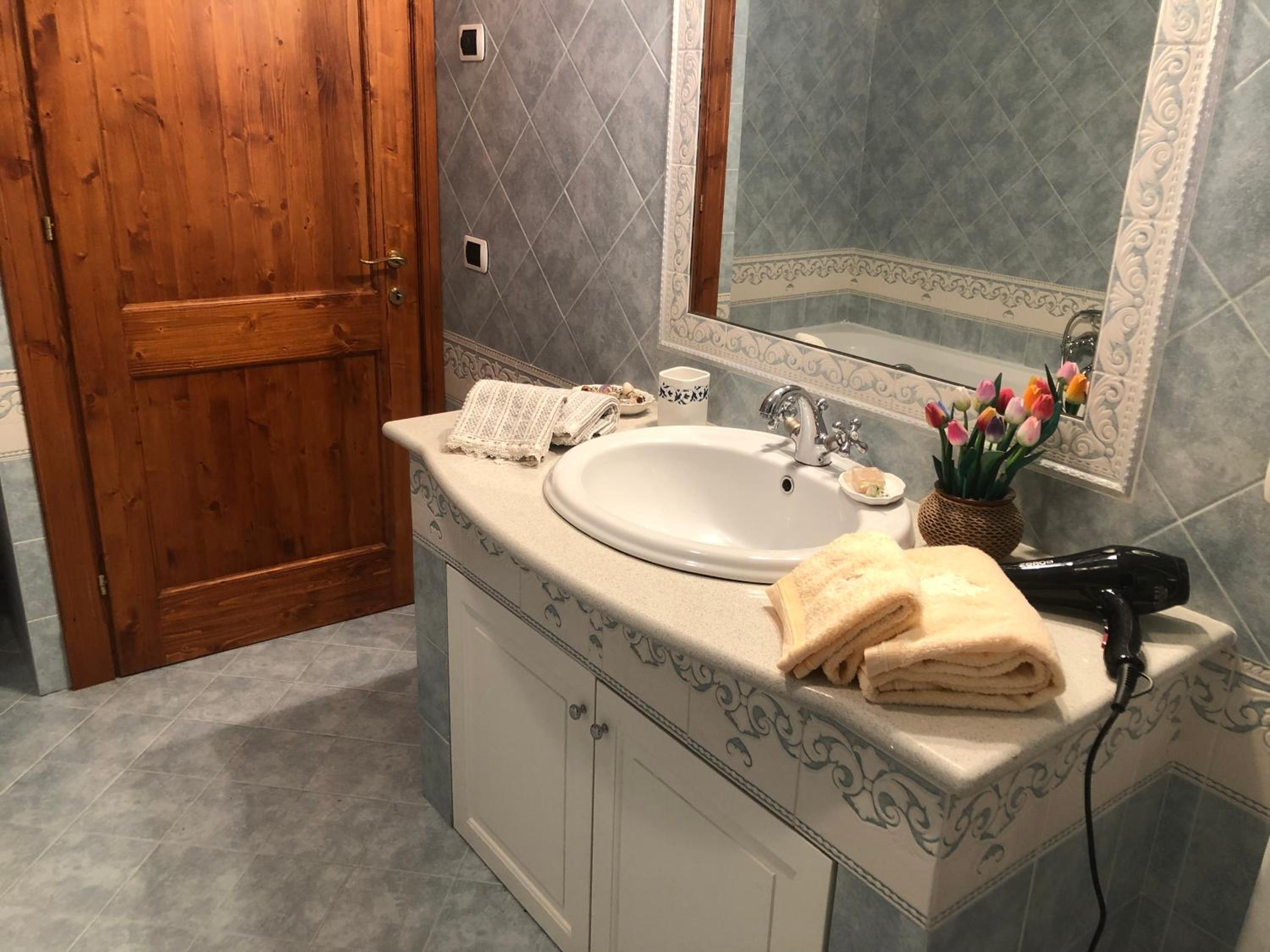 Double Room with Private Bathroom - Photo 4