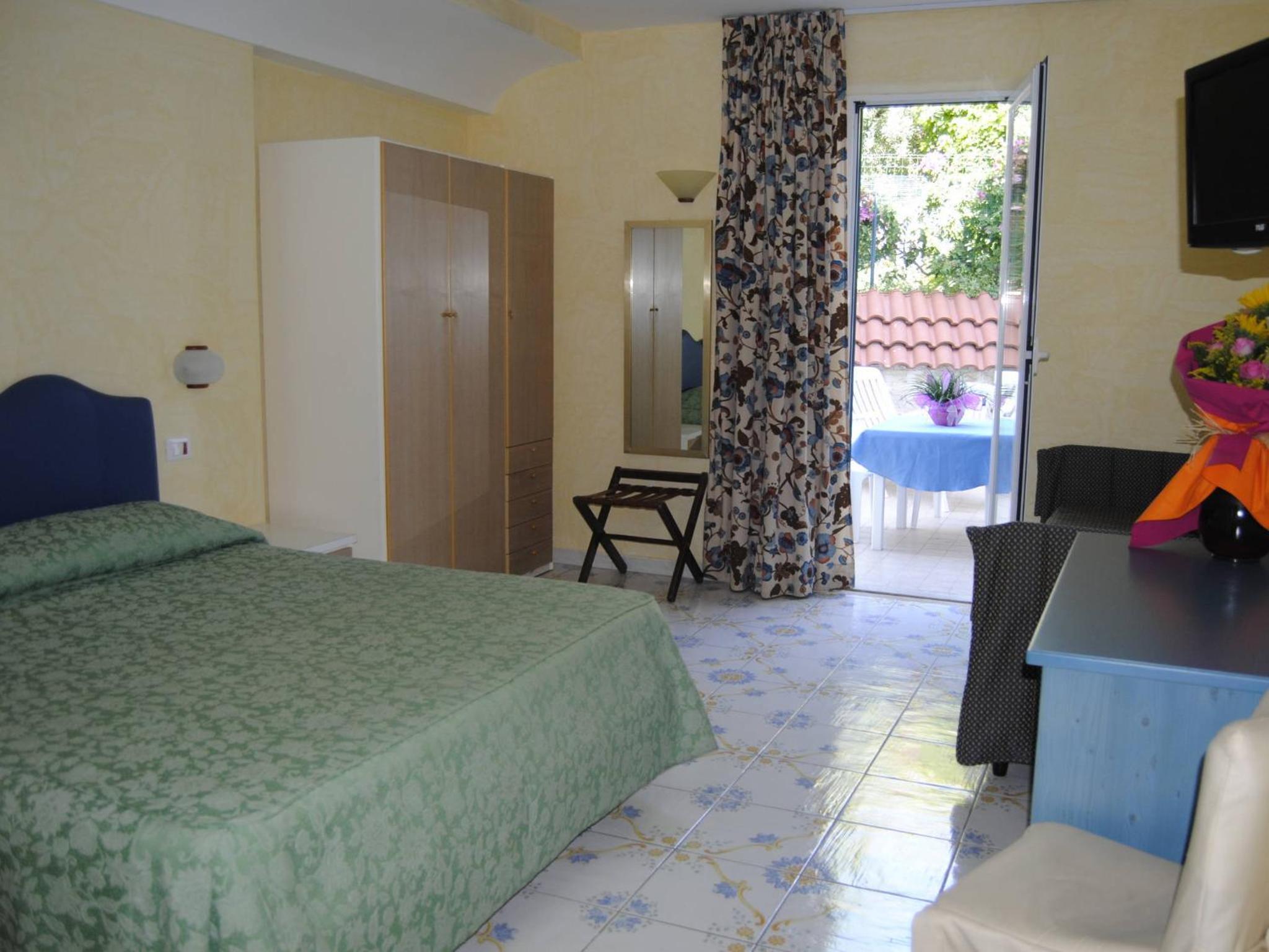 Quadruple Room - Photo 3