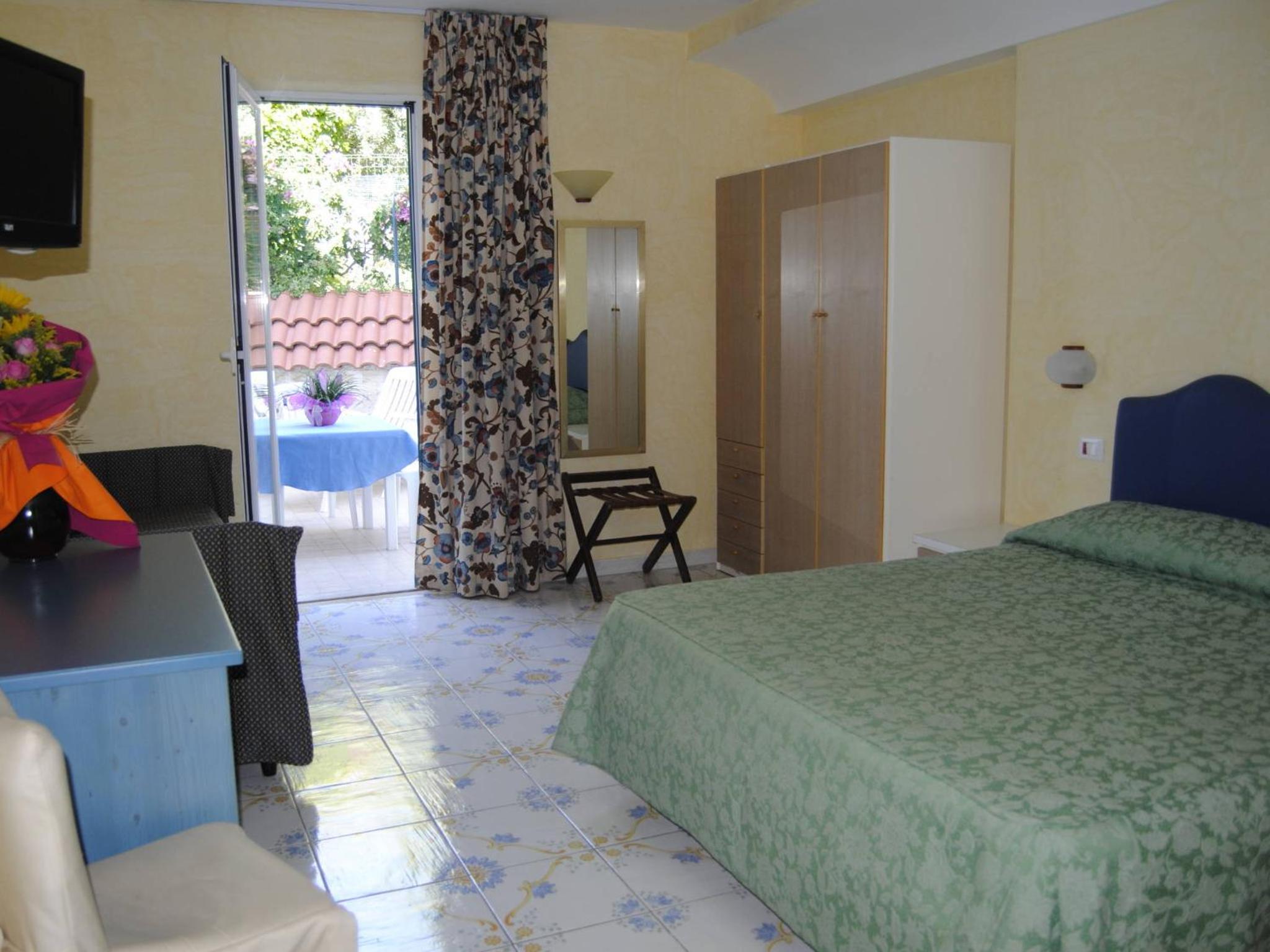 Quadruple Room - Photo 7
