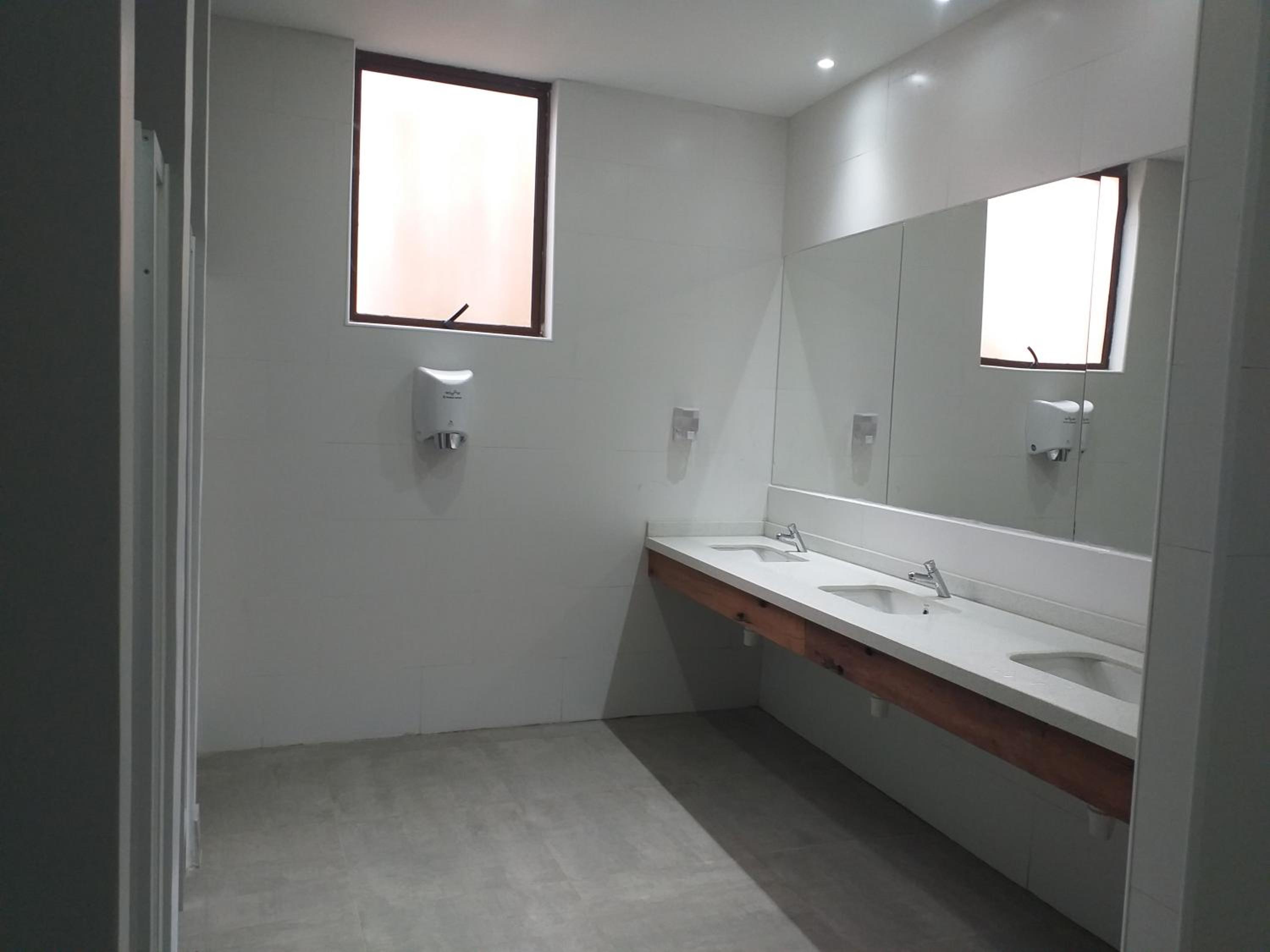 Family Room with Shared Bathroom photo 2