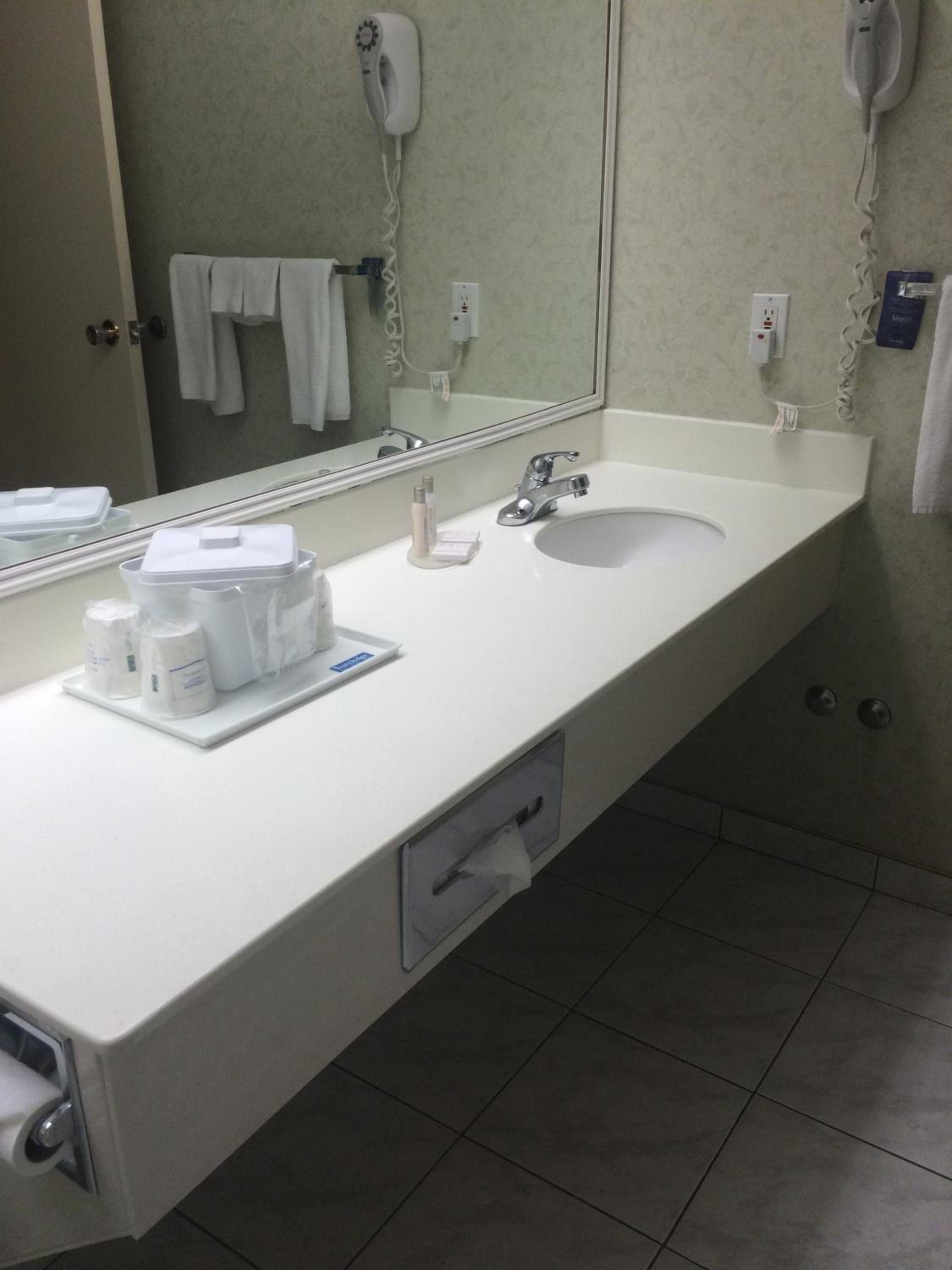 Deluxe Queen Room with Two Queen Beds - Non-Smoking - Photo 7