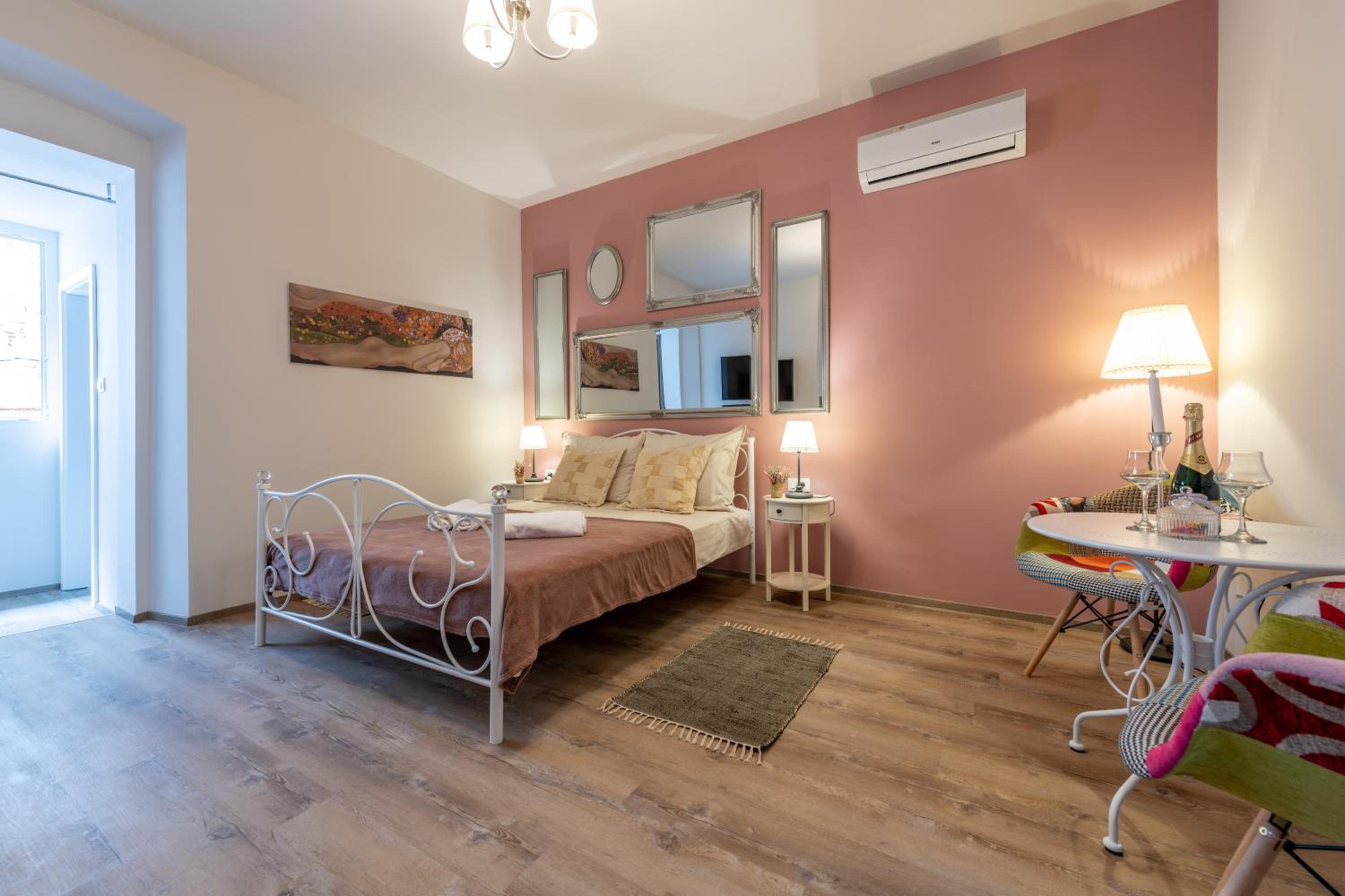 Studio Apartment photo 1