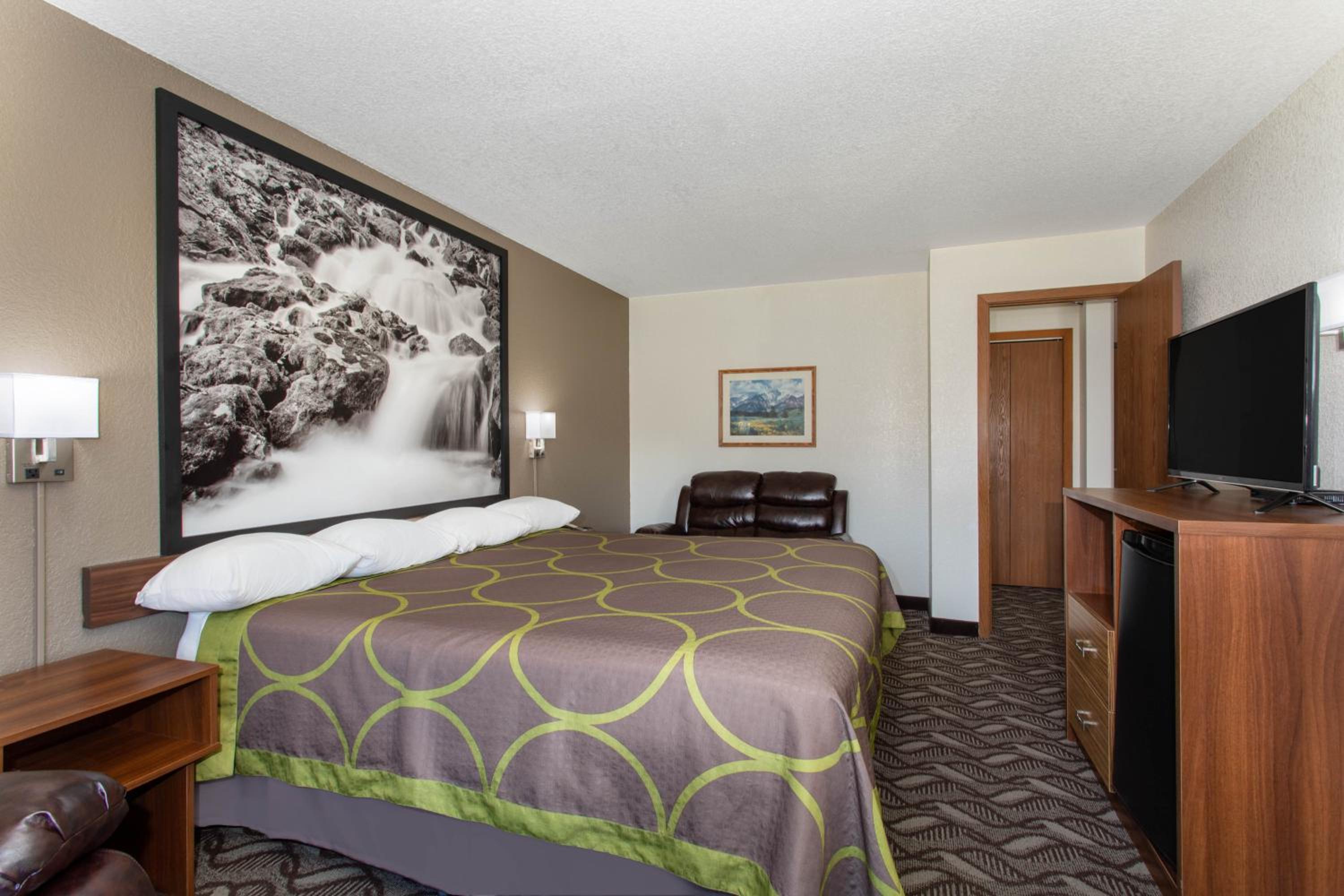 King Room - Non-Smoking - Photo 5