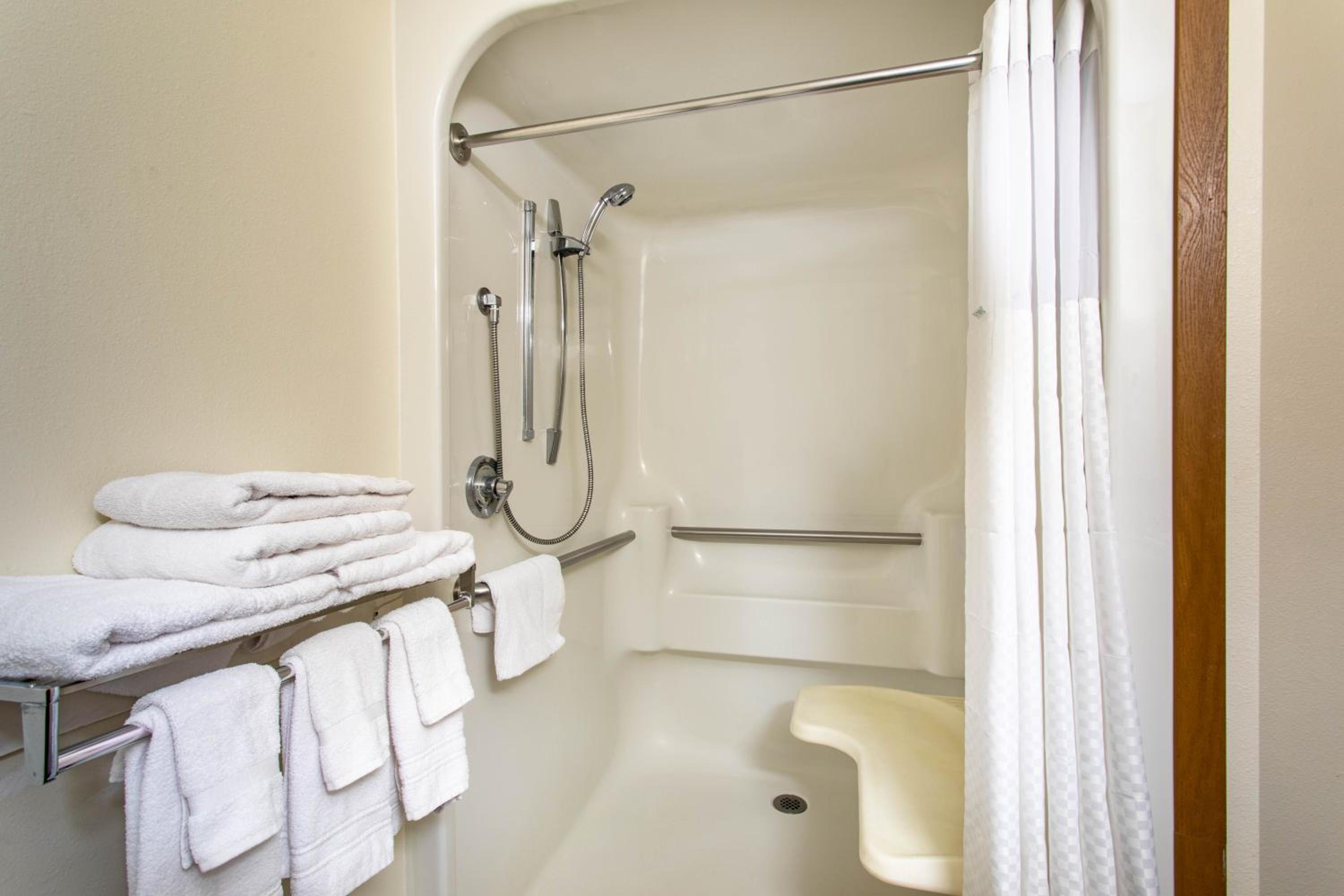 Queen Room - Mobility Access/Non-Smoking - Photo 4