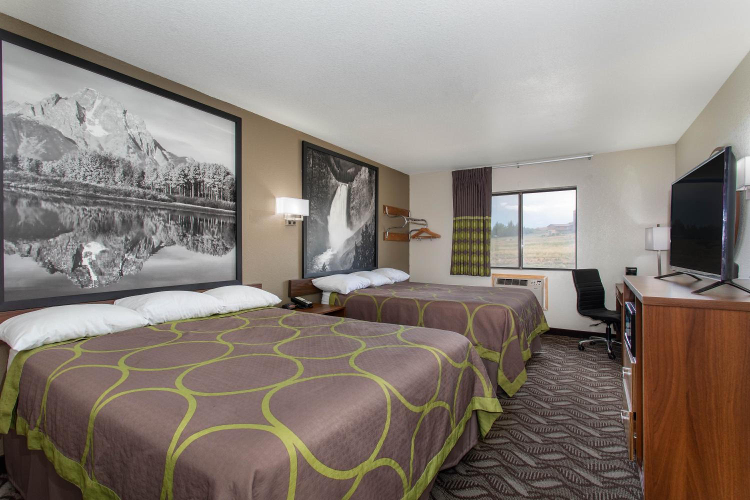 Queen Room with Two Queen Beds - Non-Smoking - Photo 6