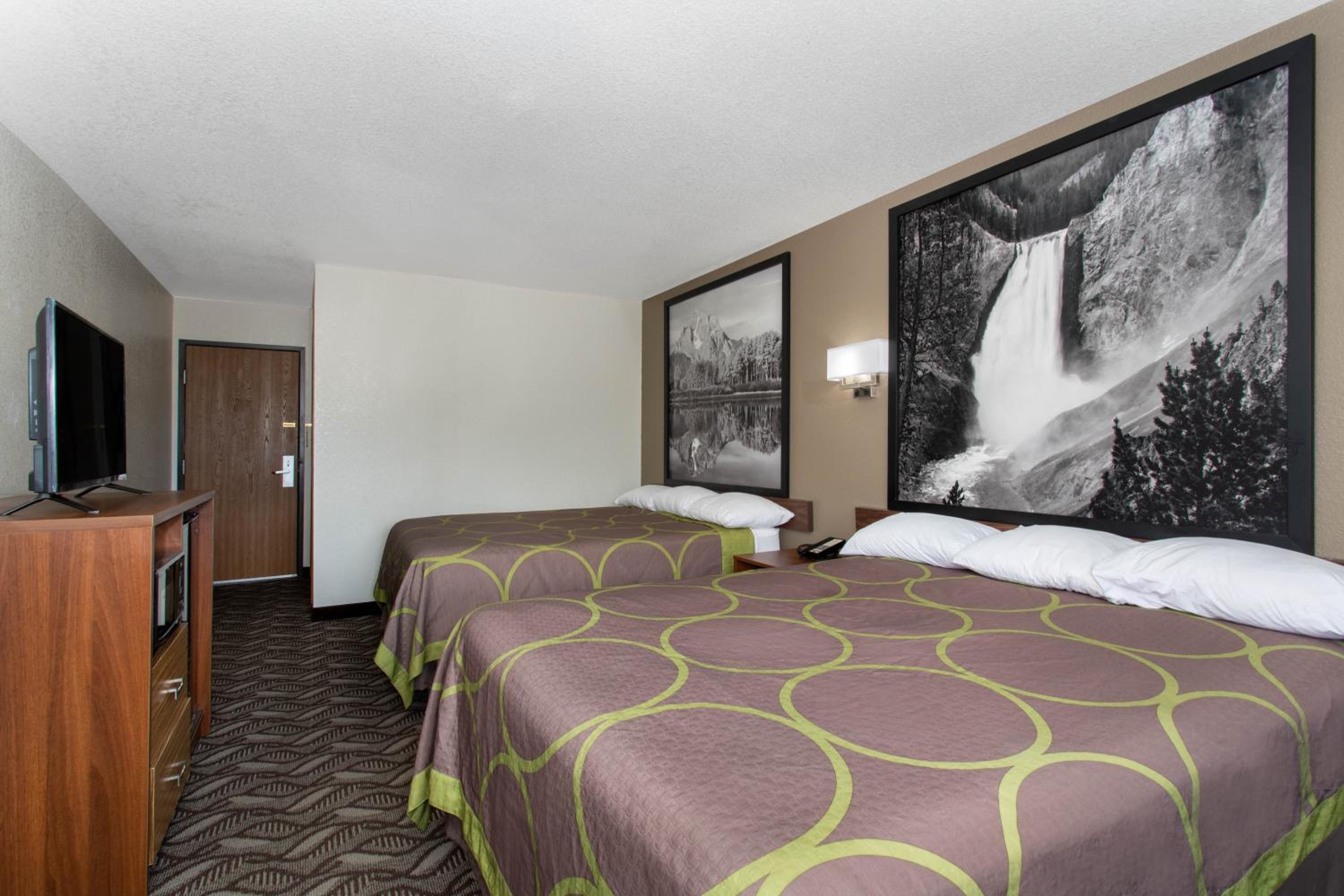 Queen Room with Two Queen Beds - Non-Smoking - Photo 3