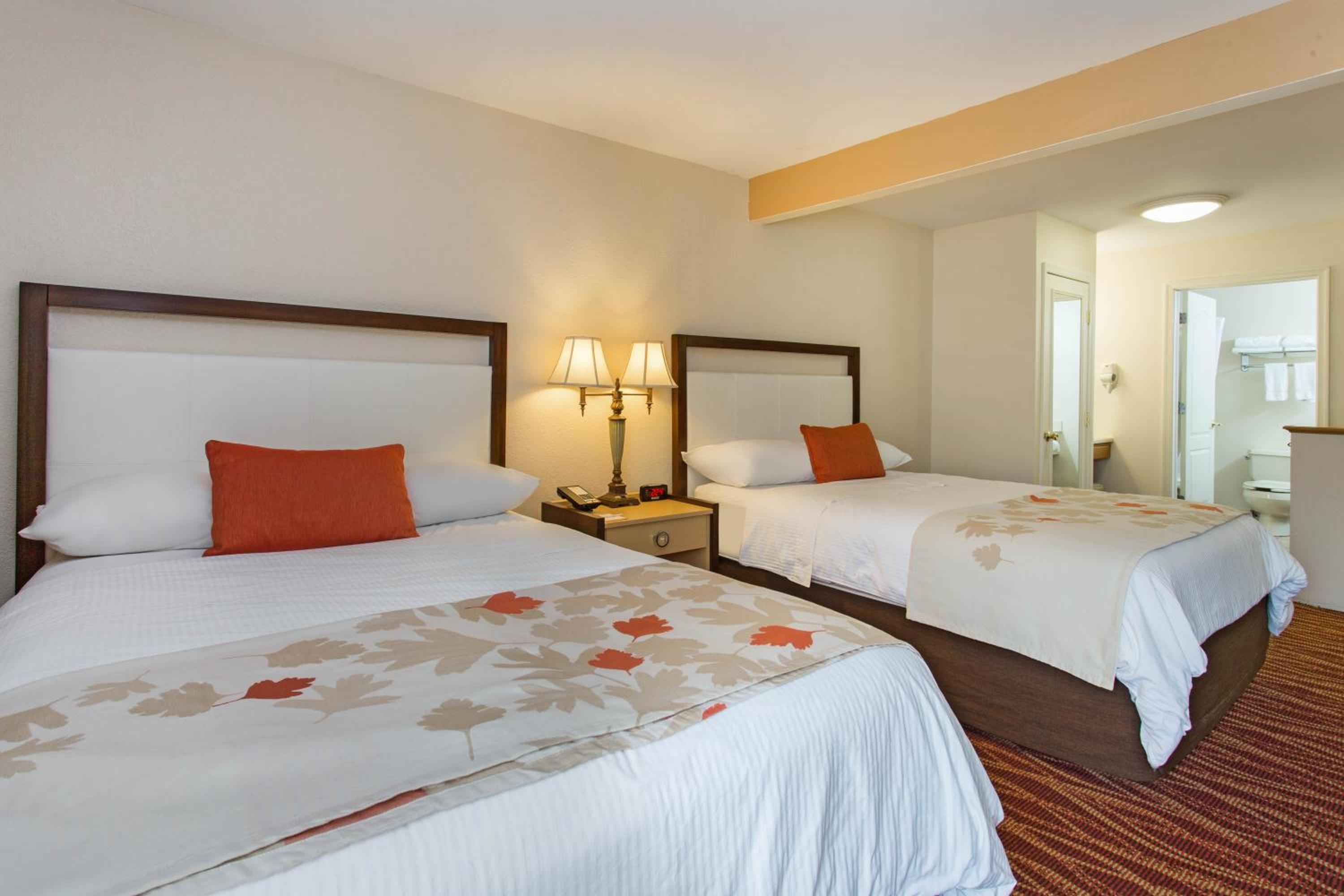 Queen Room with Two Queen Beds - Non-Smoking - Photo 3