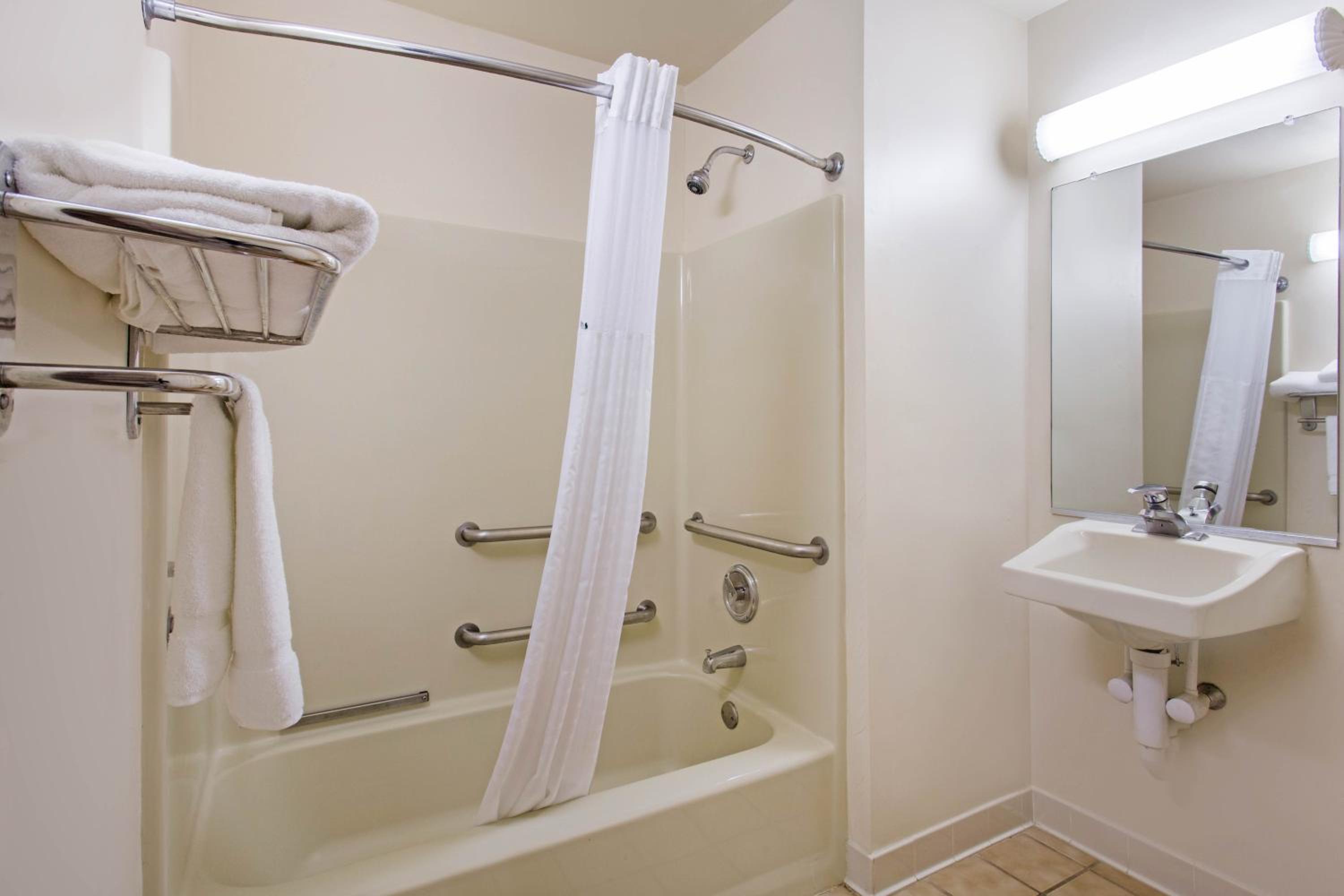 King Room - Disability Access - Non-Smoking - Photo 5