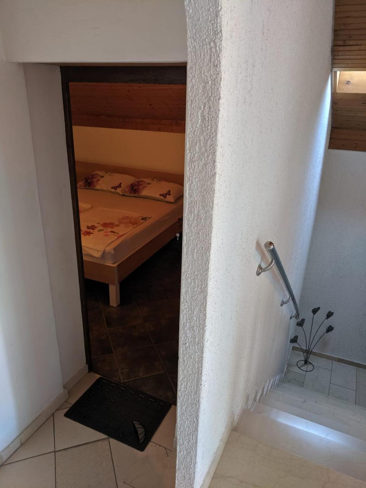 economy room with integrated narrow bathroom niche