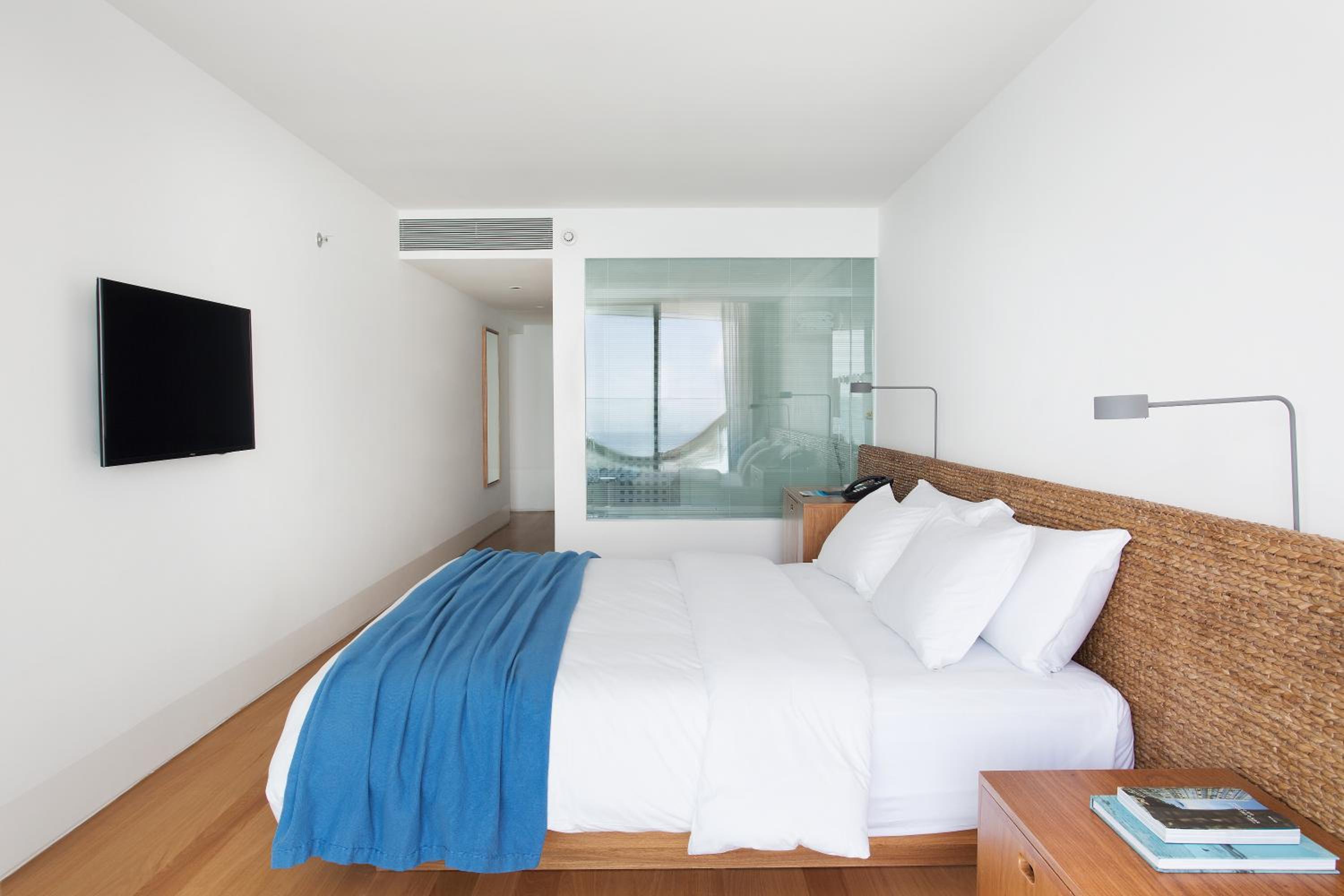 Large room with balcony with sea view