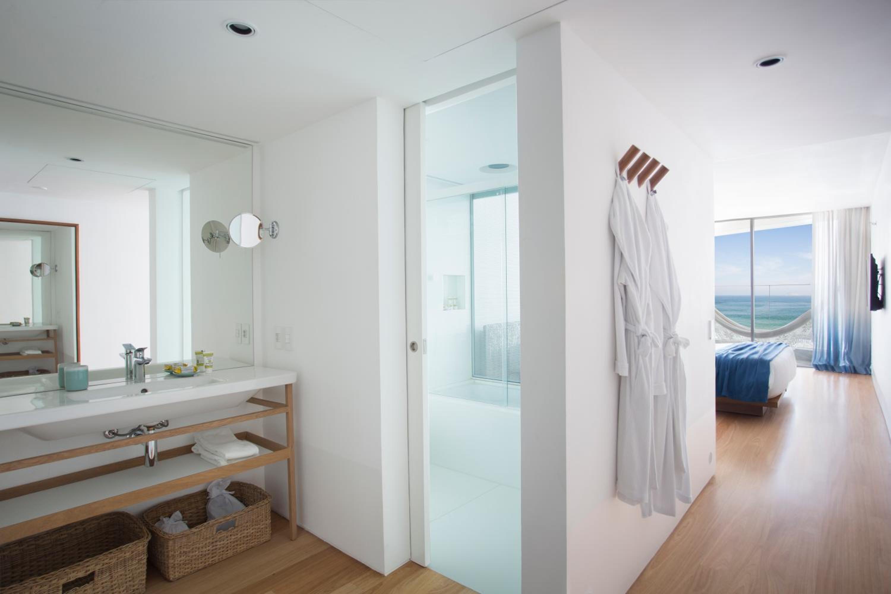 Large room with balcony with sea view