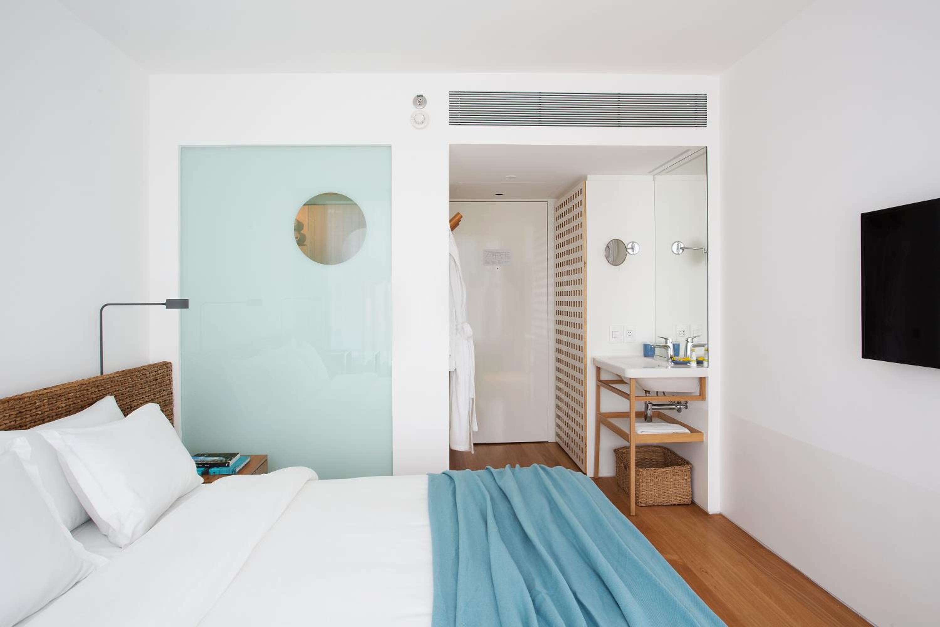 Medium room with city view