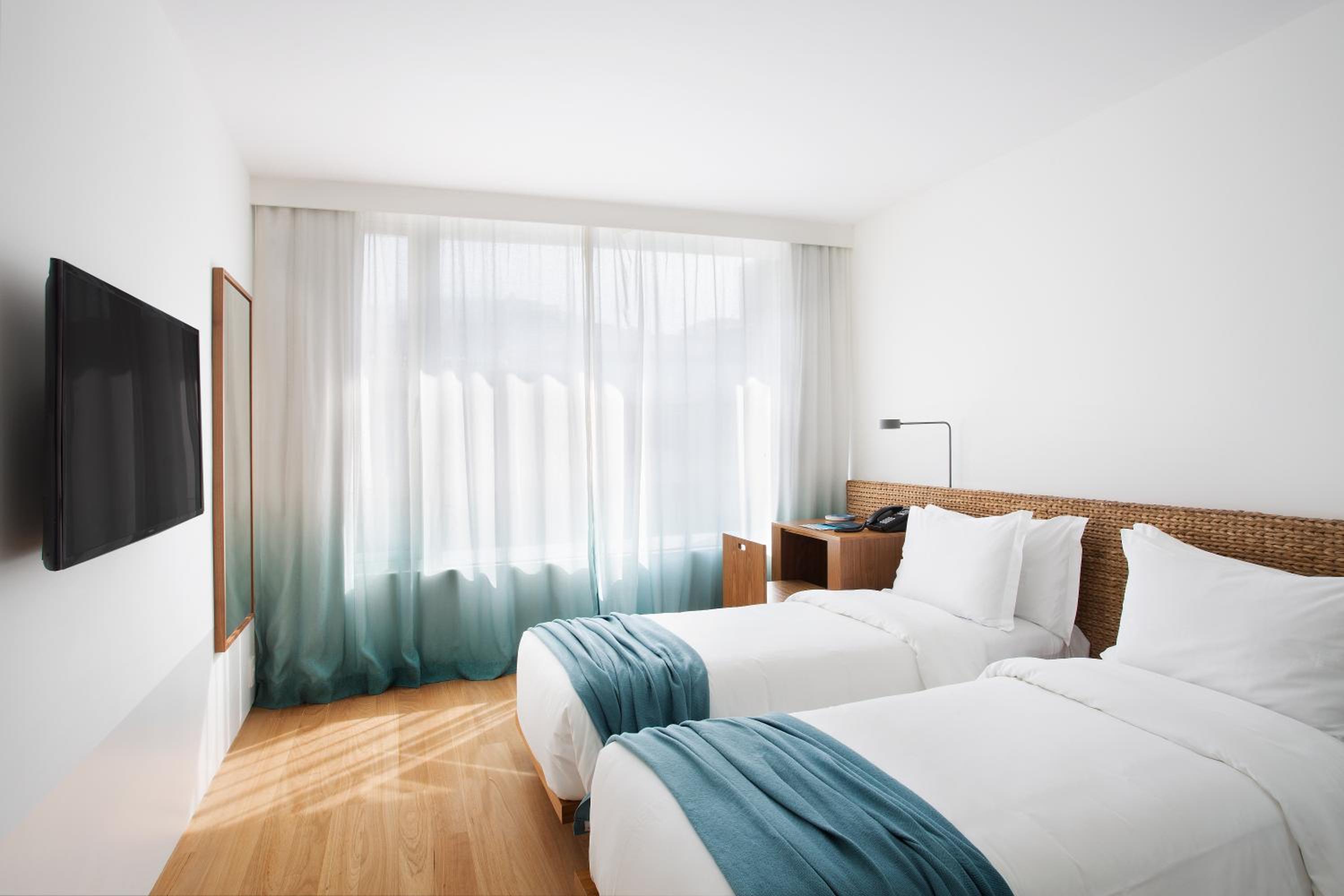 Medium room with city view
