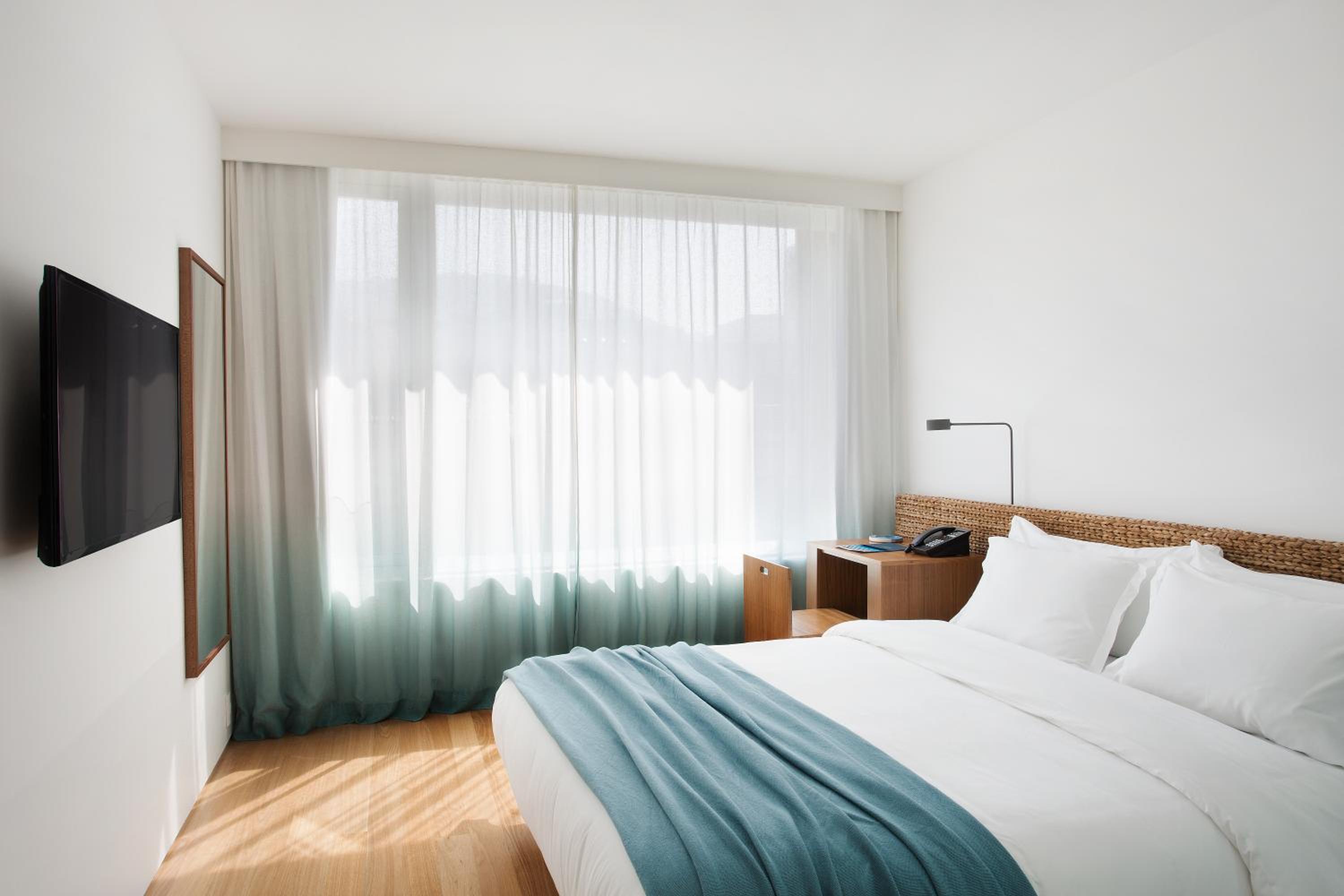 Medium room with city view