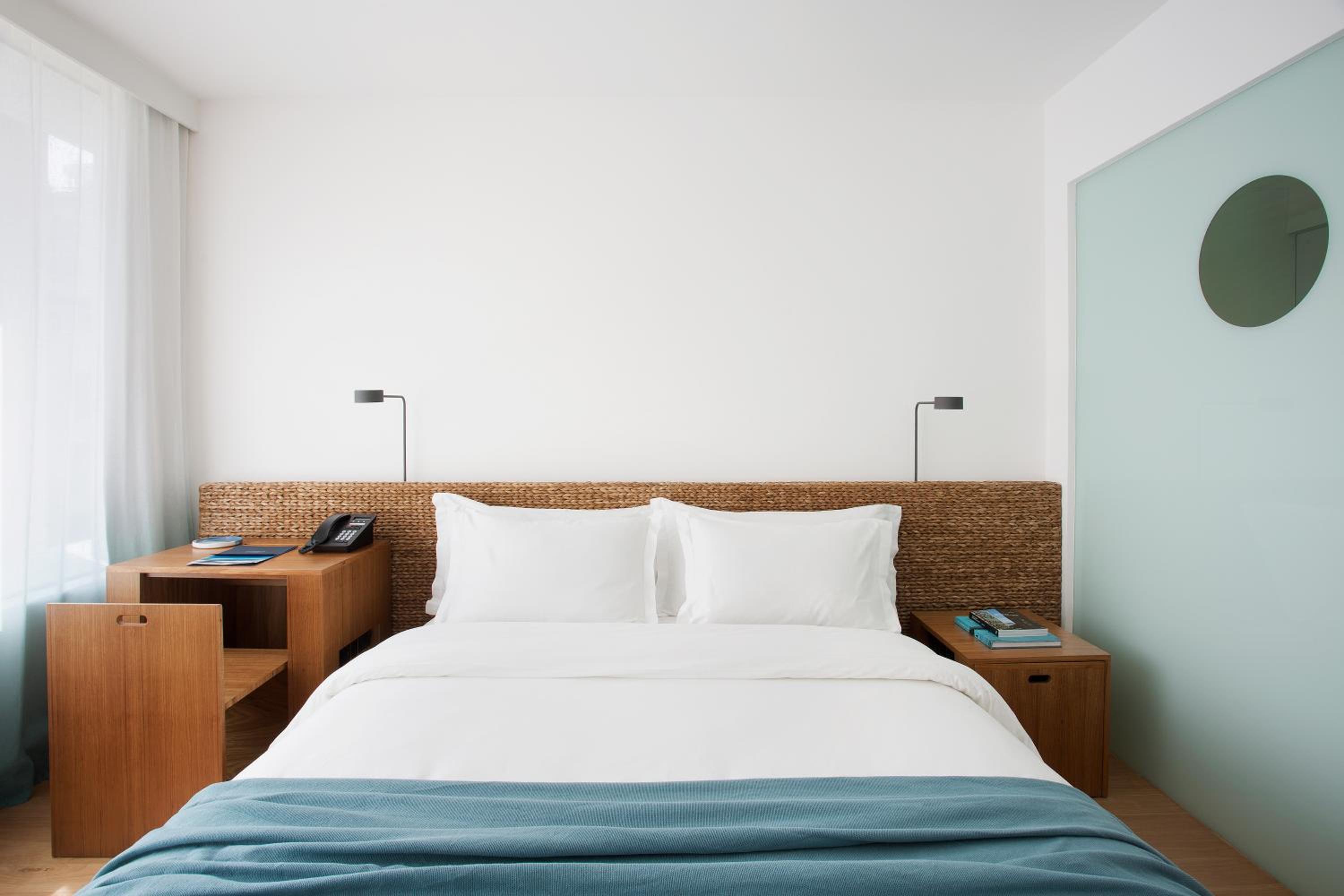 Medium room with city view