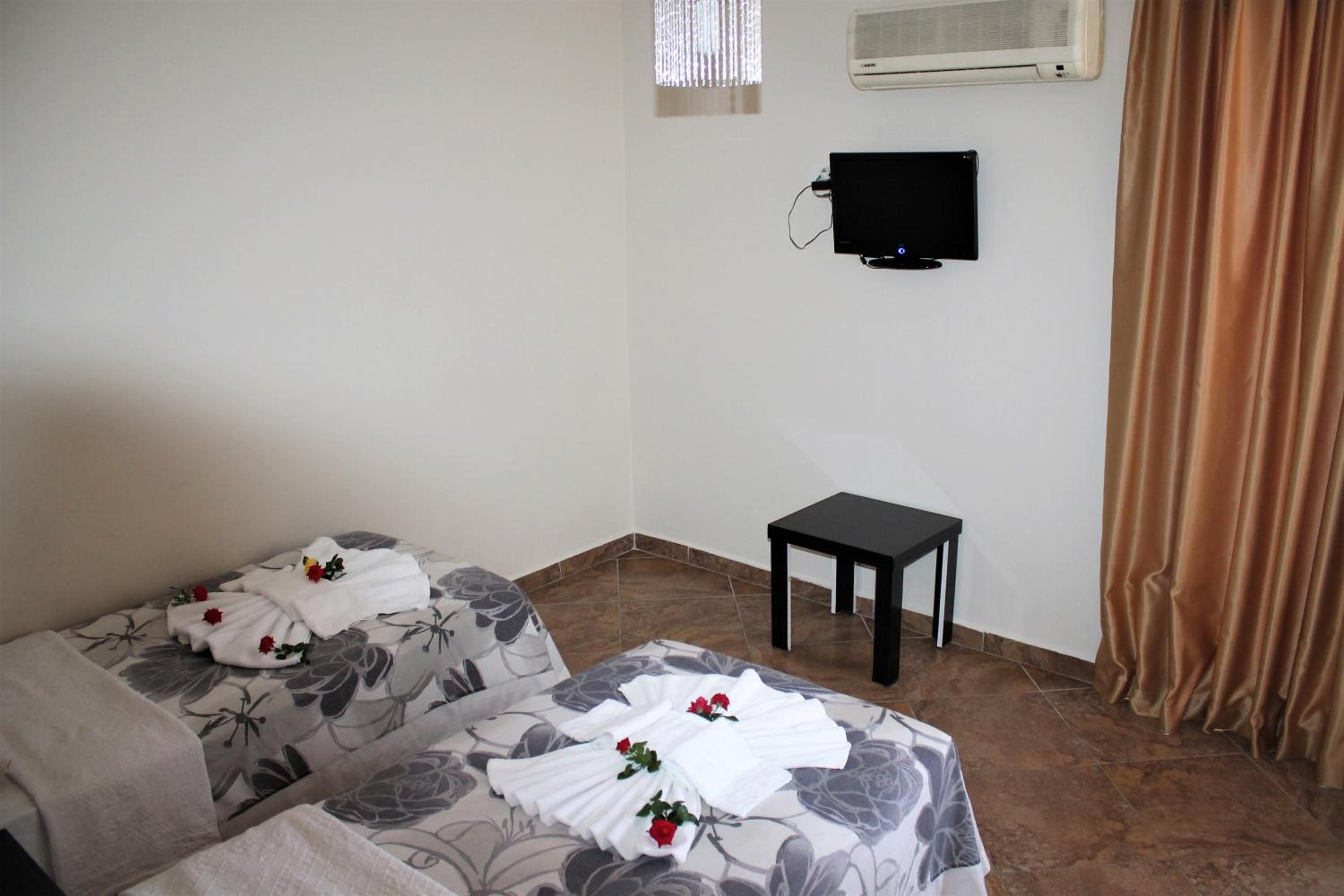 Double or Twin Room with Balcony - Photo 5