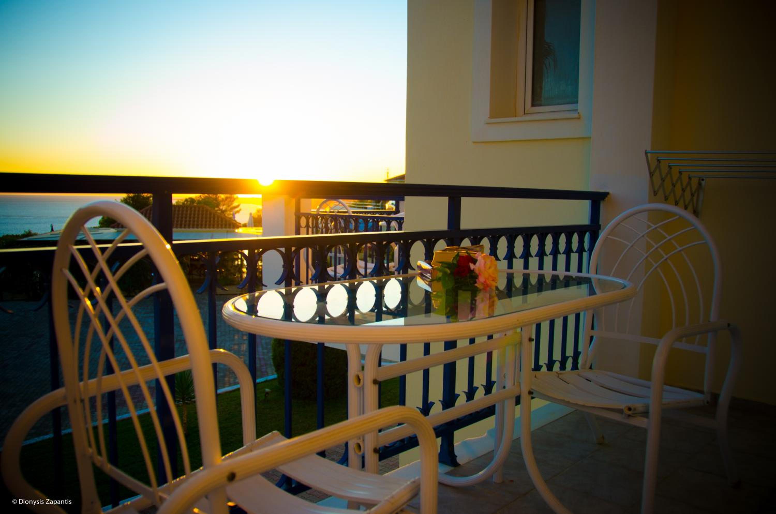 Queen Room with Balcony - Photo 3
