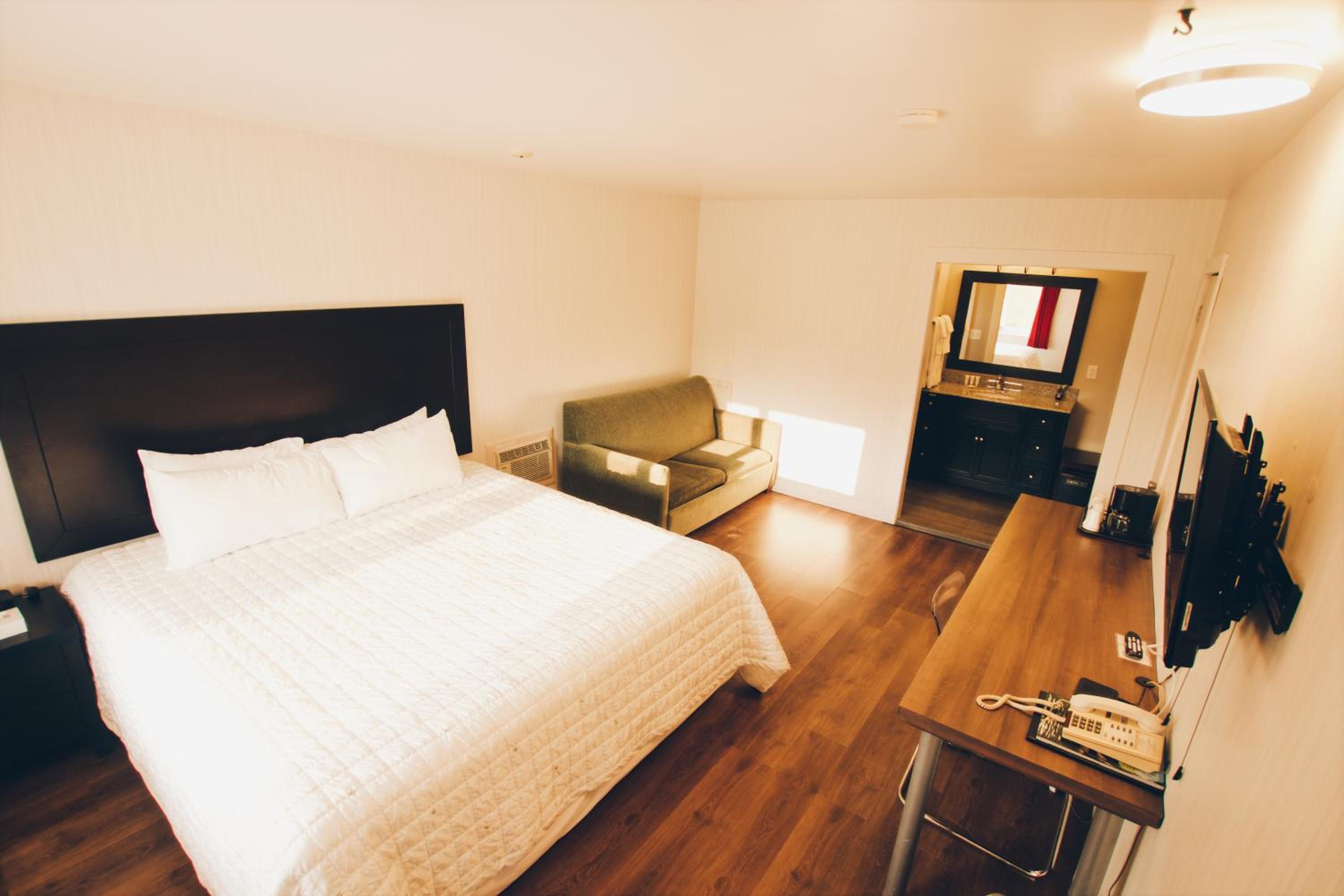 King Room with Sofa Bed - Non-Smoking photo 1