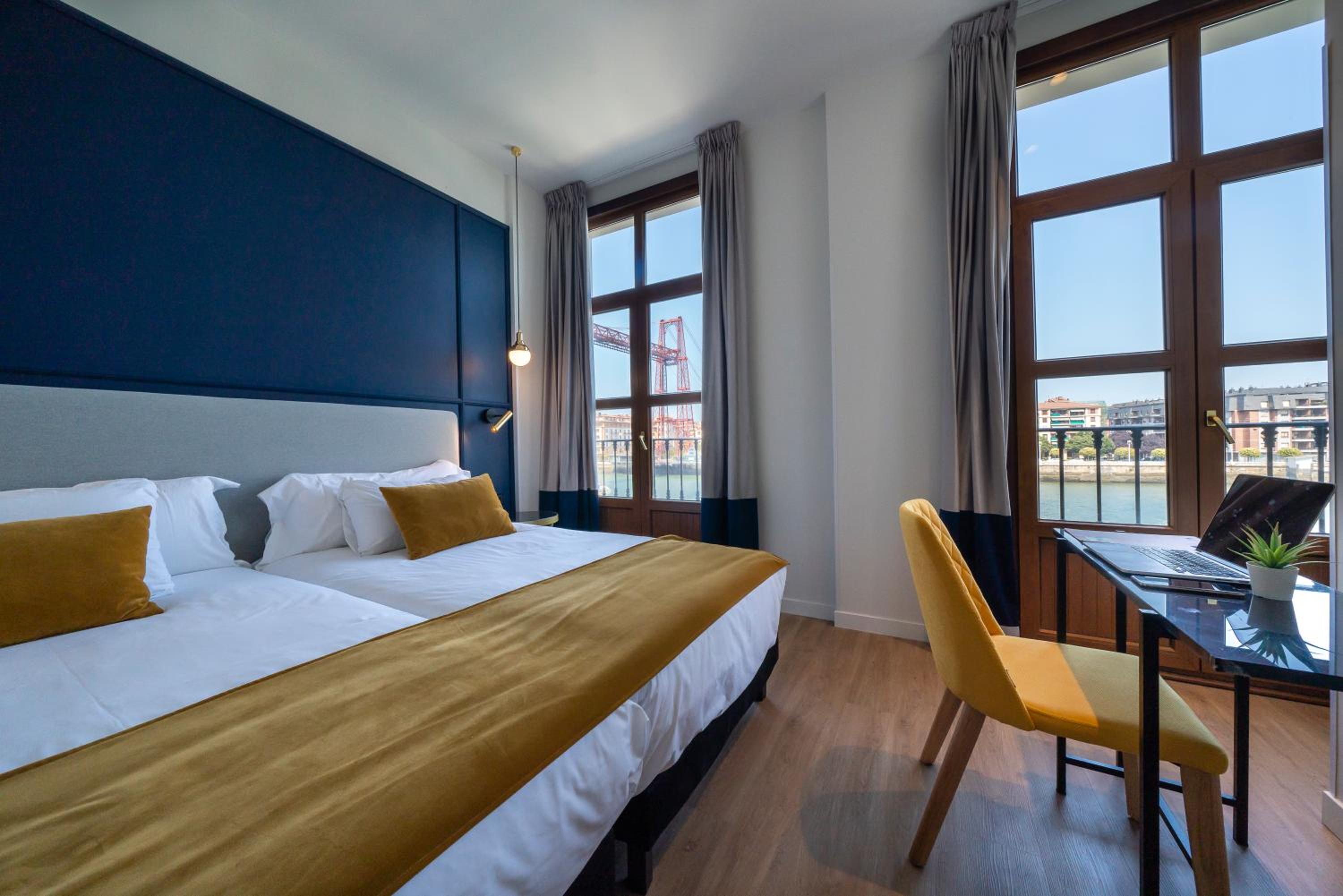 Double or Twin Room with View - Photo 4