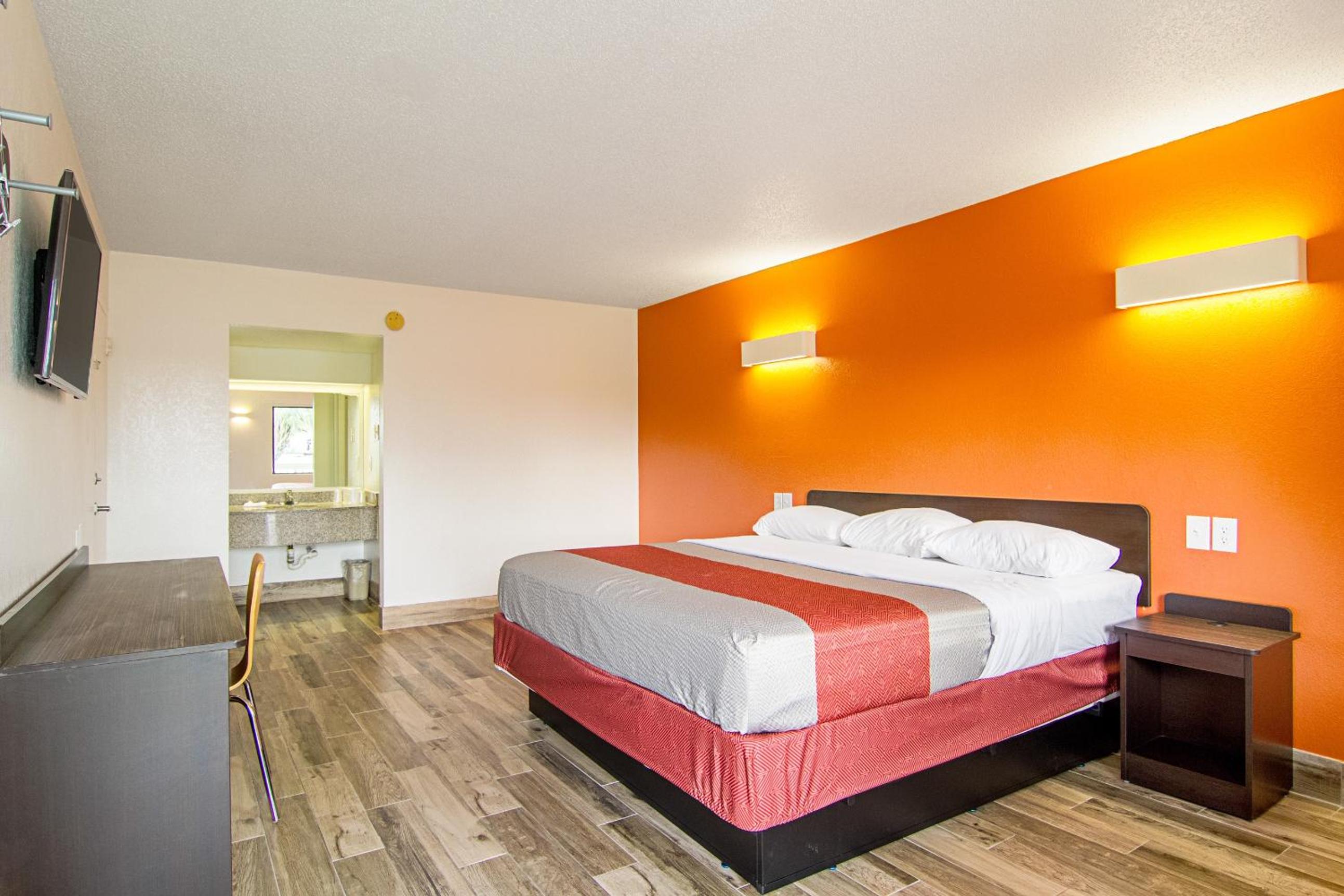 King Room - Non-Smoking - Photo 1