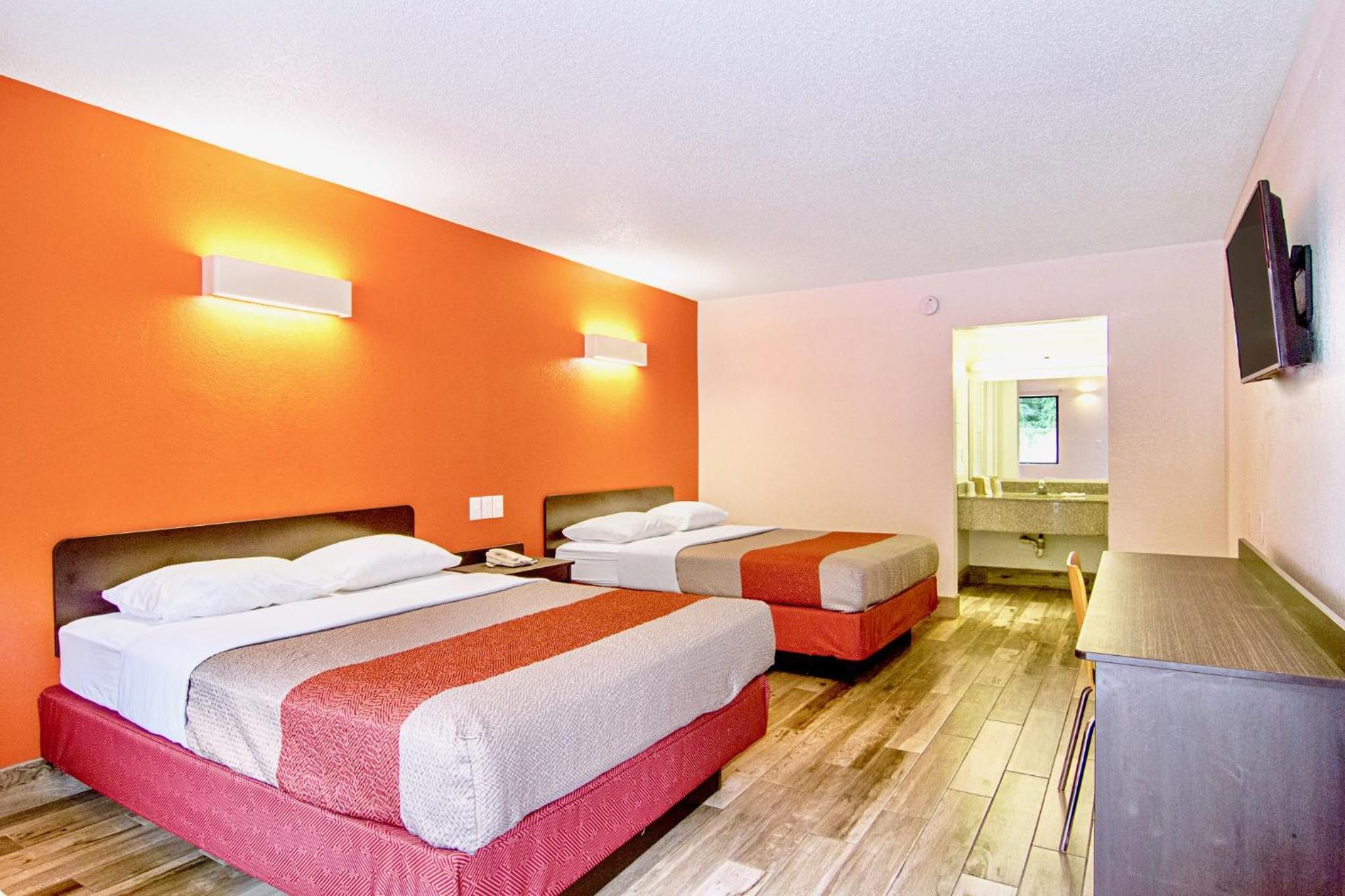 Queen Room with Two Queen Beds - Non-Smoking - Photo 5