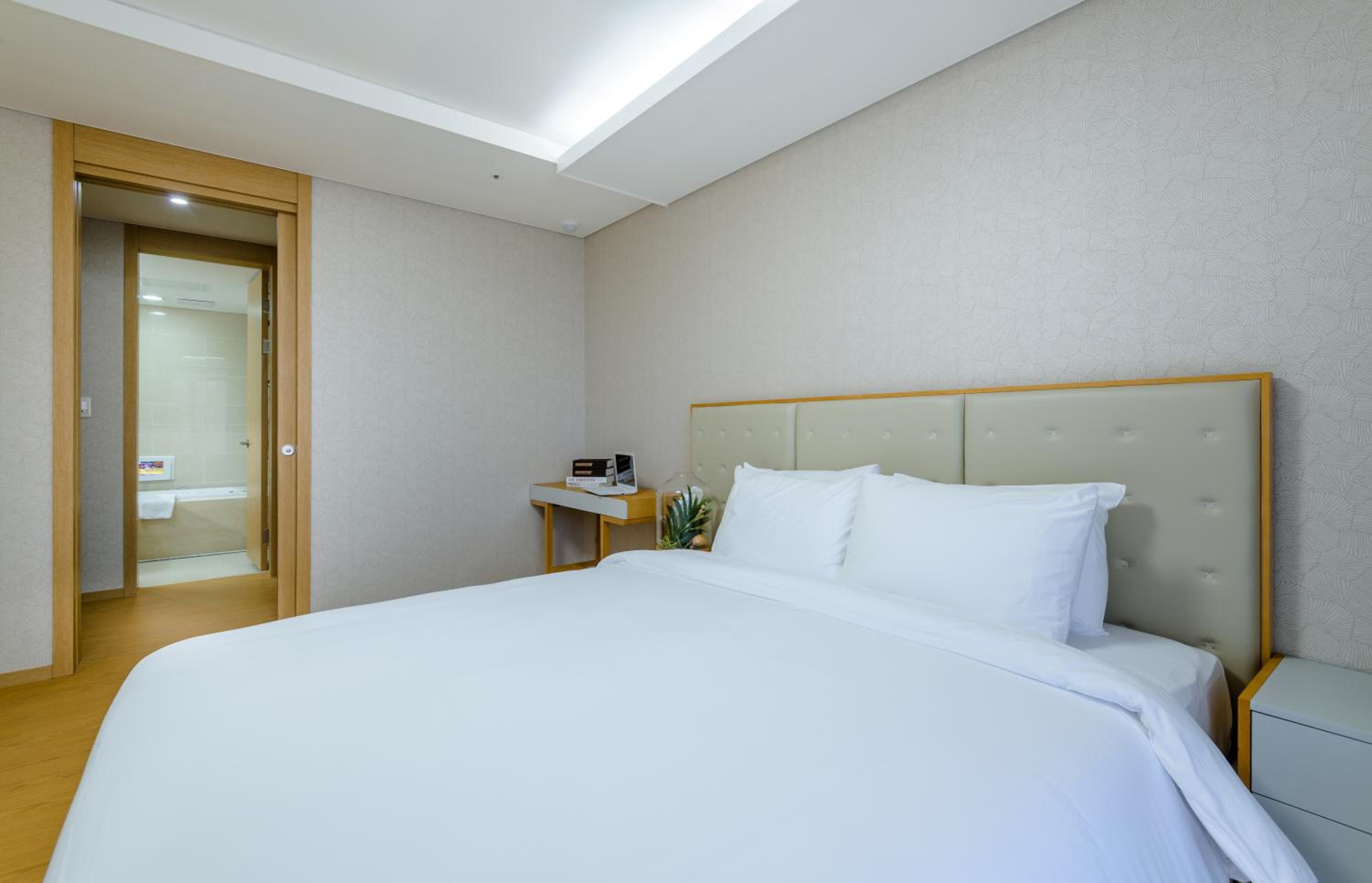 Deluxe Suite - Photo 24