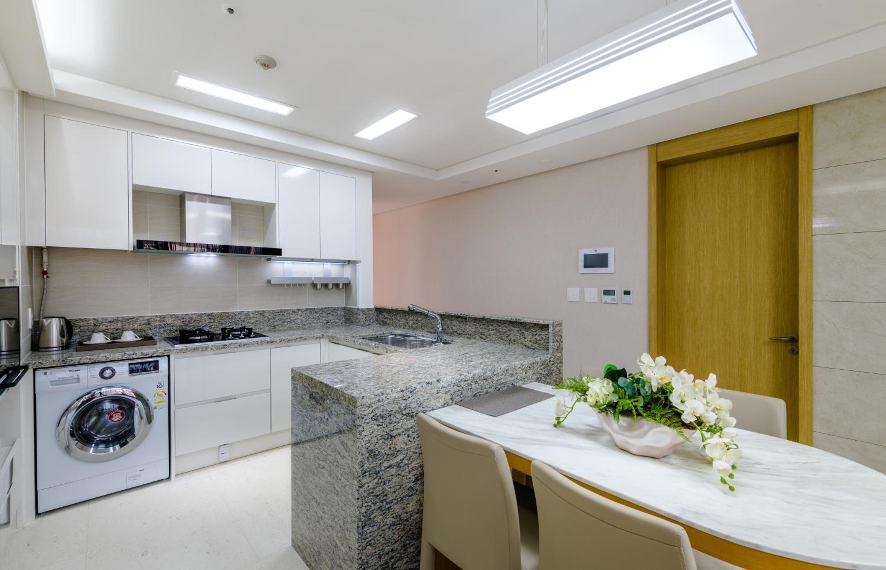 Deluxe Suite - Photo 12