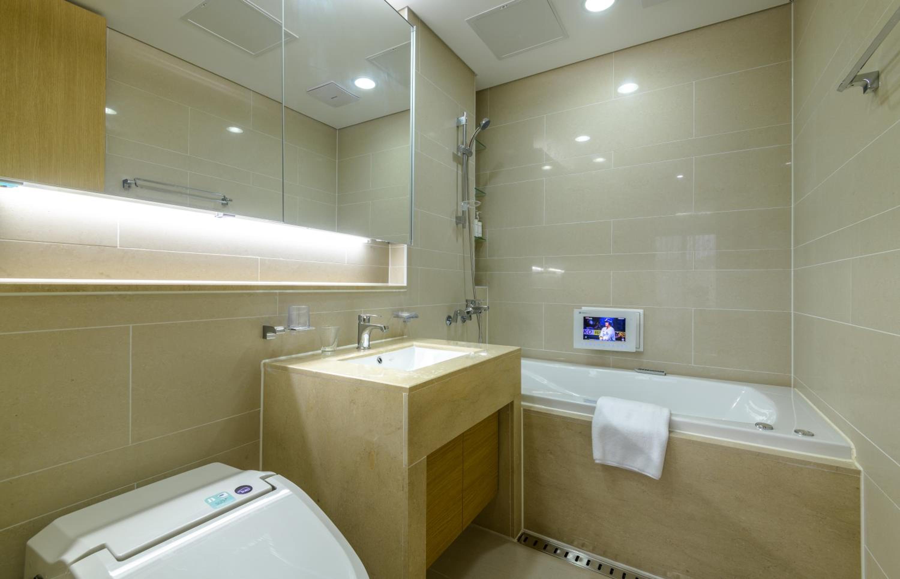 Deluxe Suite - Photo 14