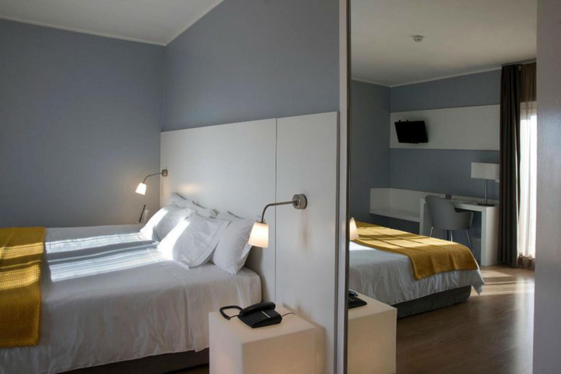Superior Double Room with Balcony - Photo 2