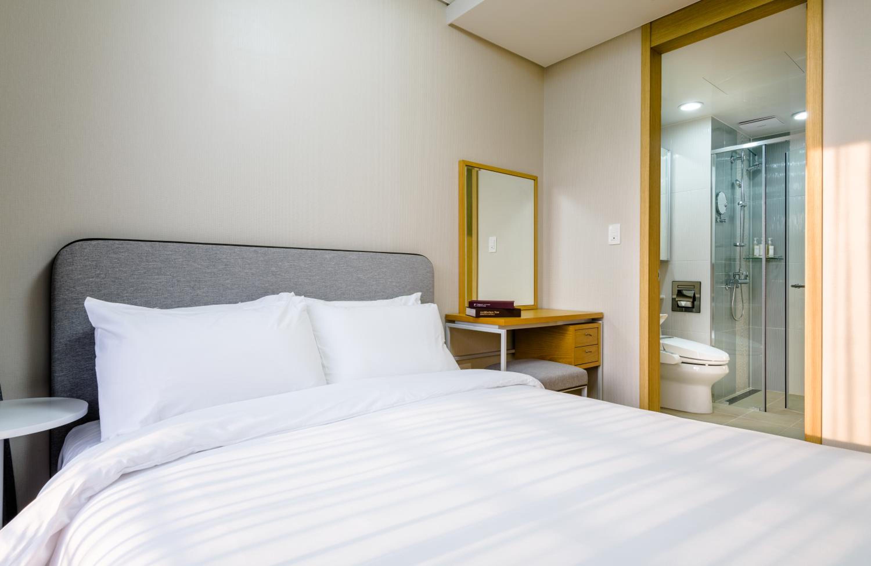 Deluxe Suite - Photo 6
