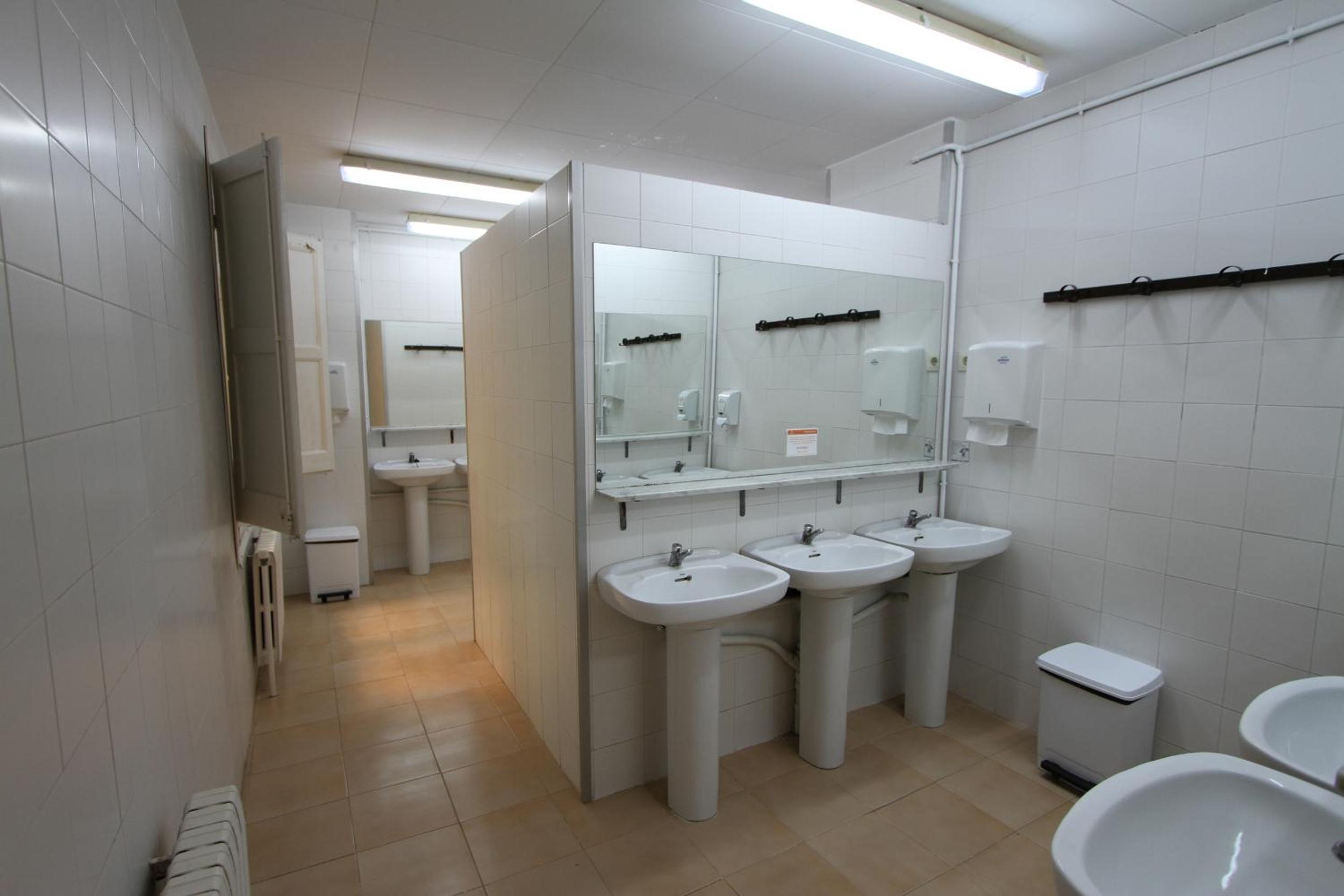 Family Room with Shared Bathroom photo 3