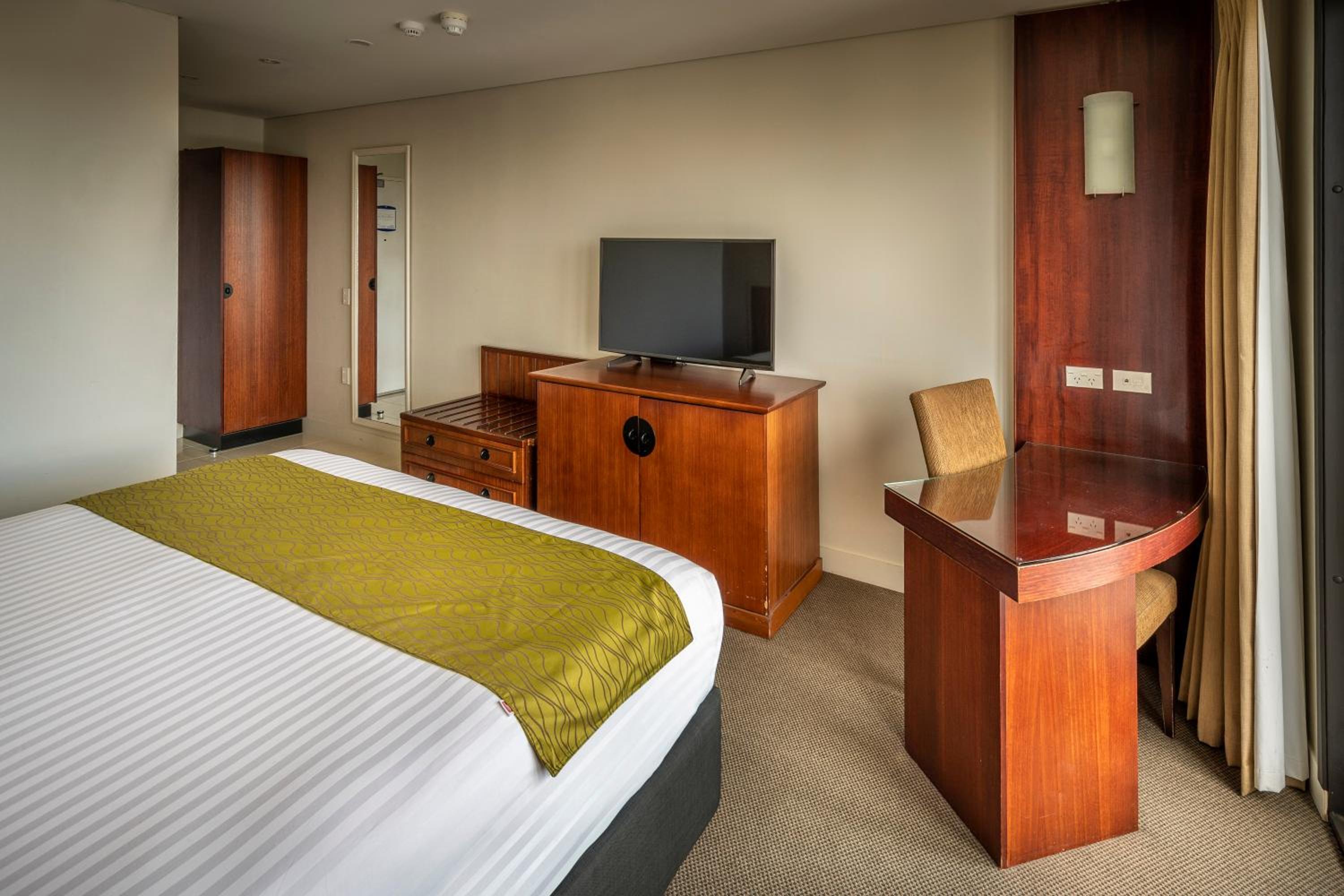Superior King Room with Harbor View - Photo 4
