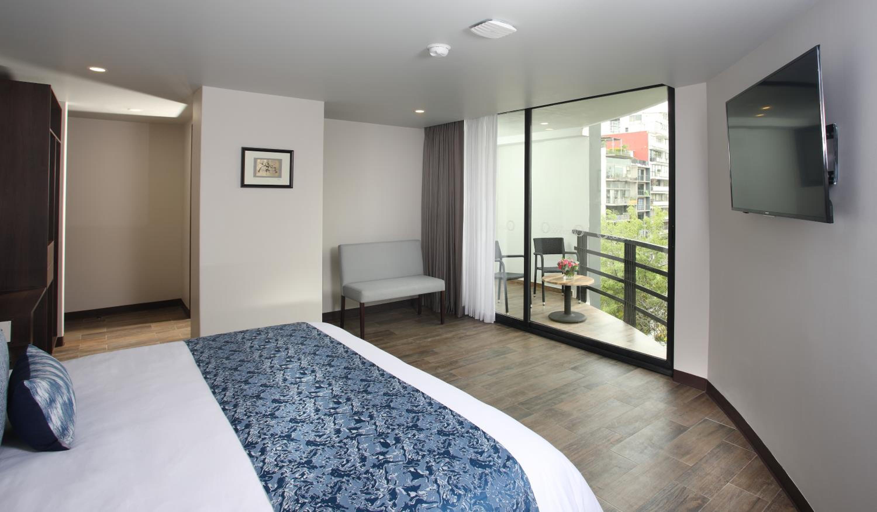 Queen Room with Balcony - Photo 1