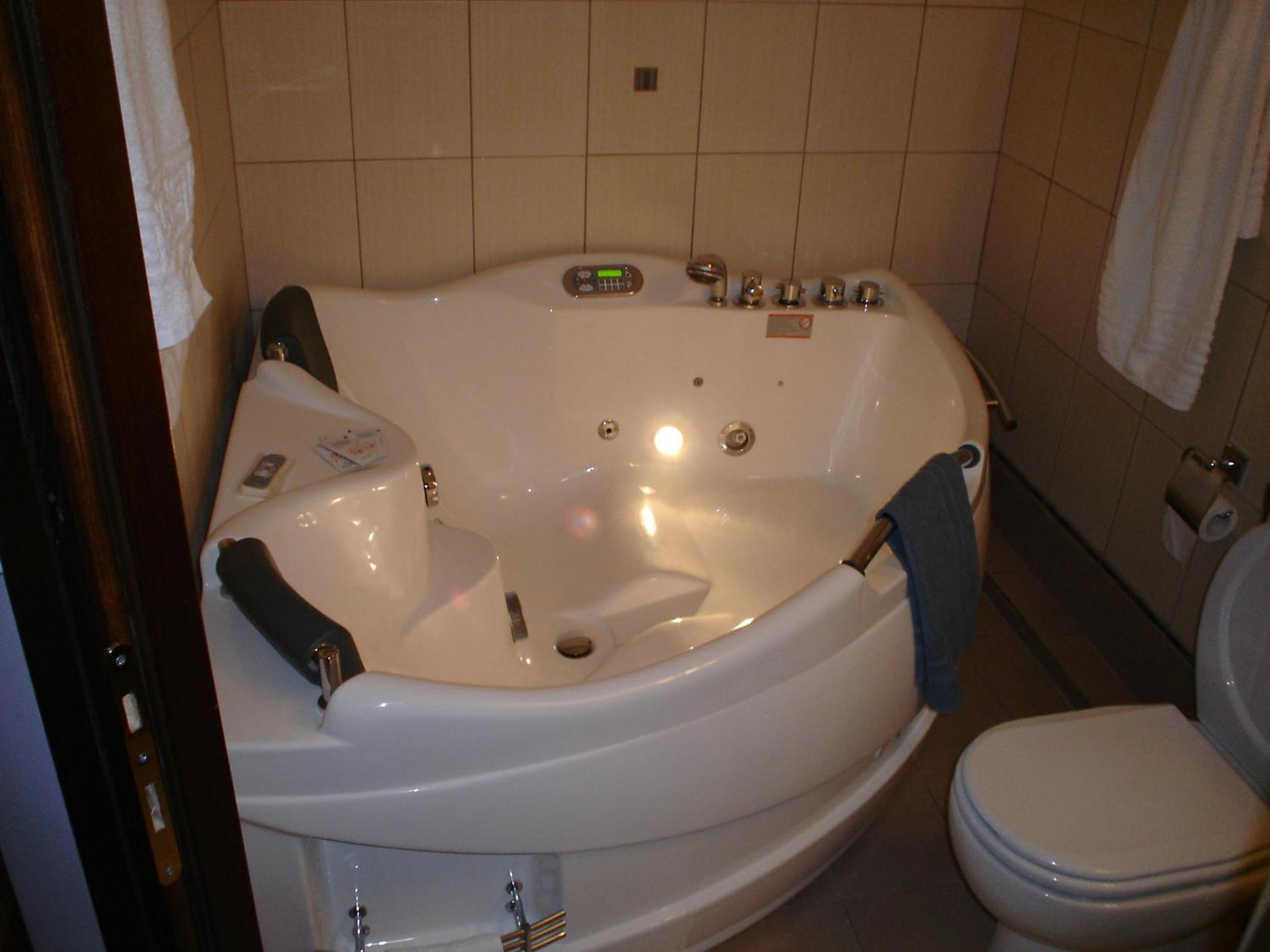 Economy Double Room with Spa Bath photo 3