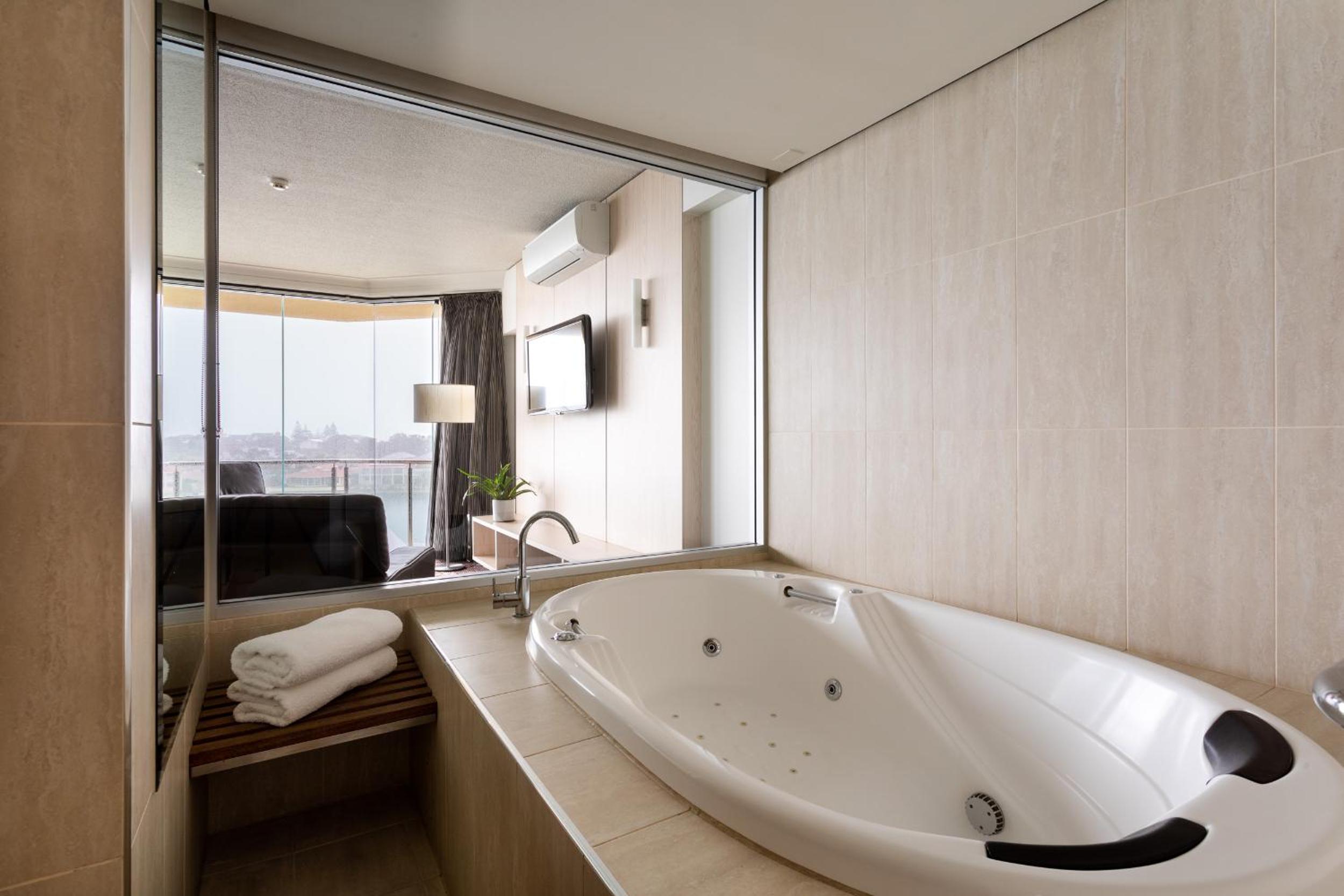 Suite with Spa Bath thumbnail 5