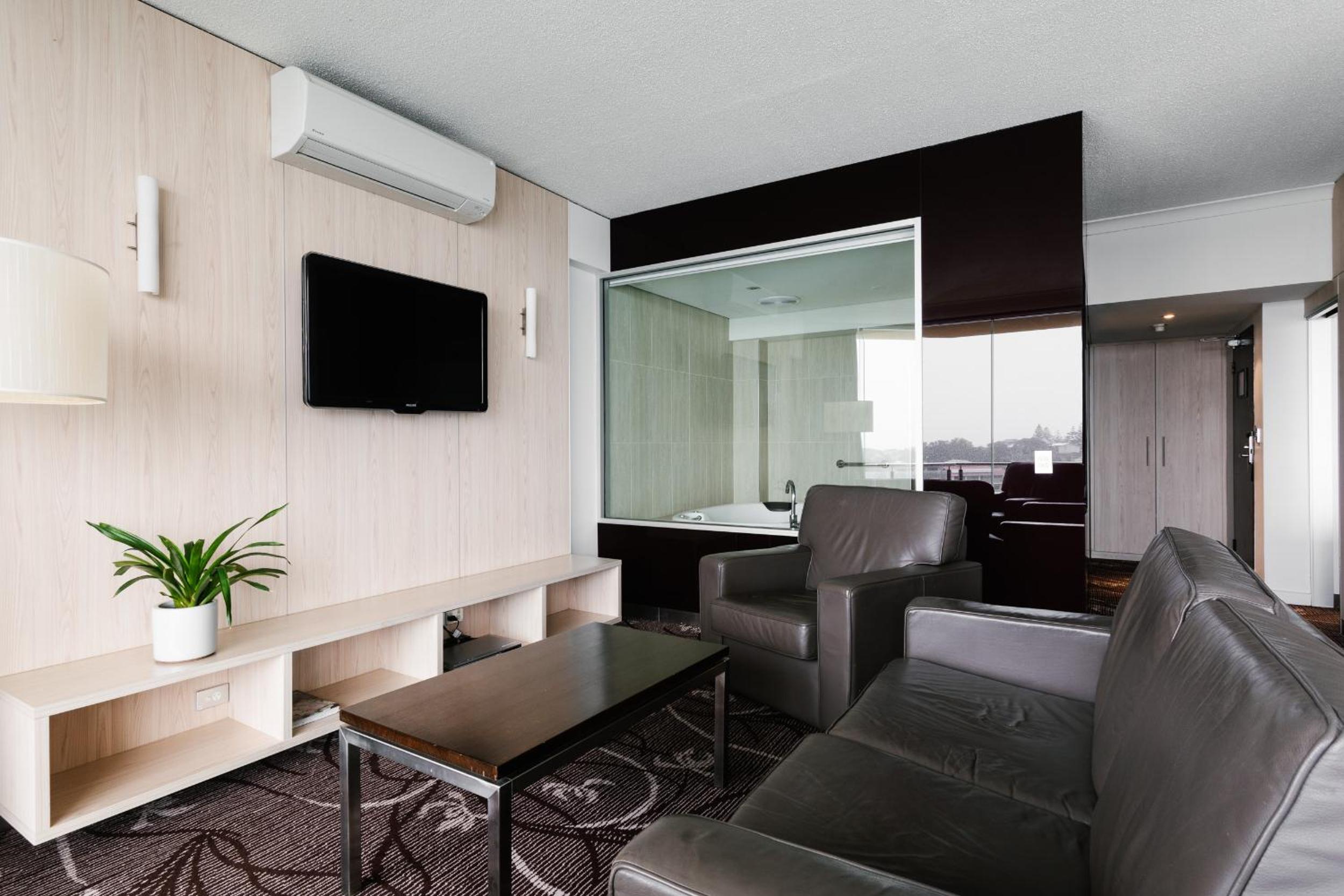 Suite with Spa Bath thumbnail 6