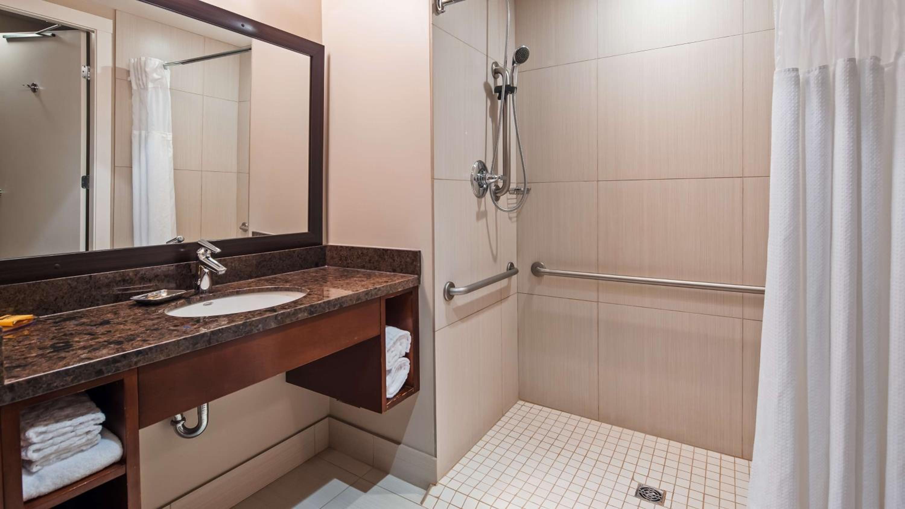 Queen Room with Two Queen Beds and Bathtub - Disability Access/Pet Friendly photo 1