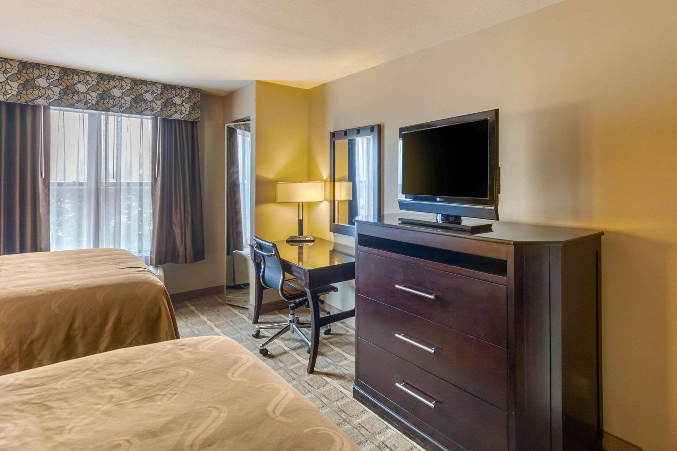 Queen Suite with Two Queen Beds - Non-Smoking - Photo 4