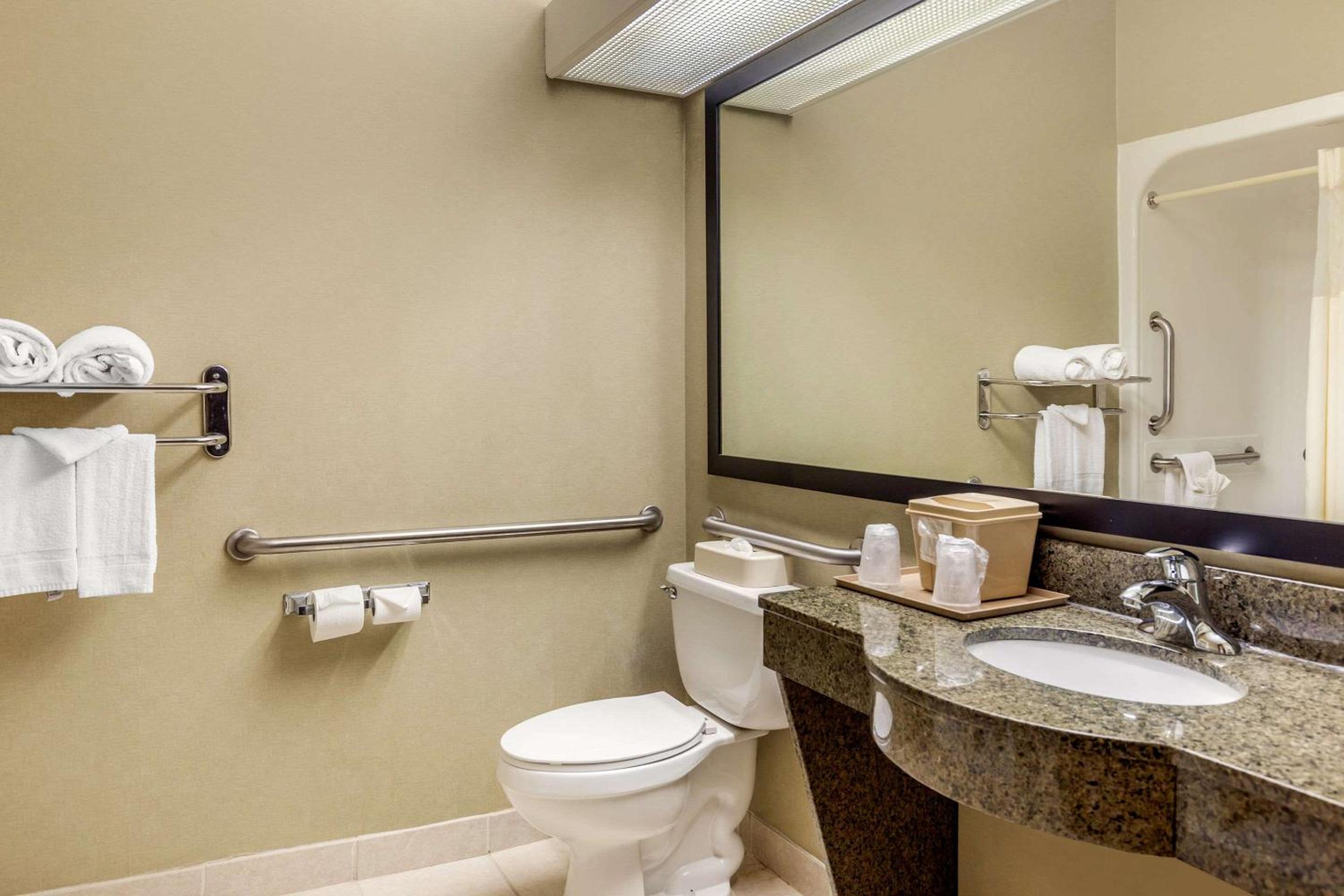 Queen Suite with Accessible Tub - Accessible/Non-Smoking