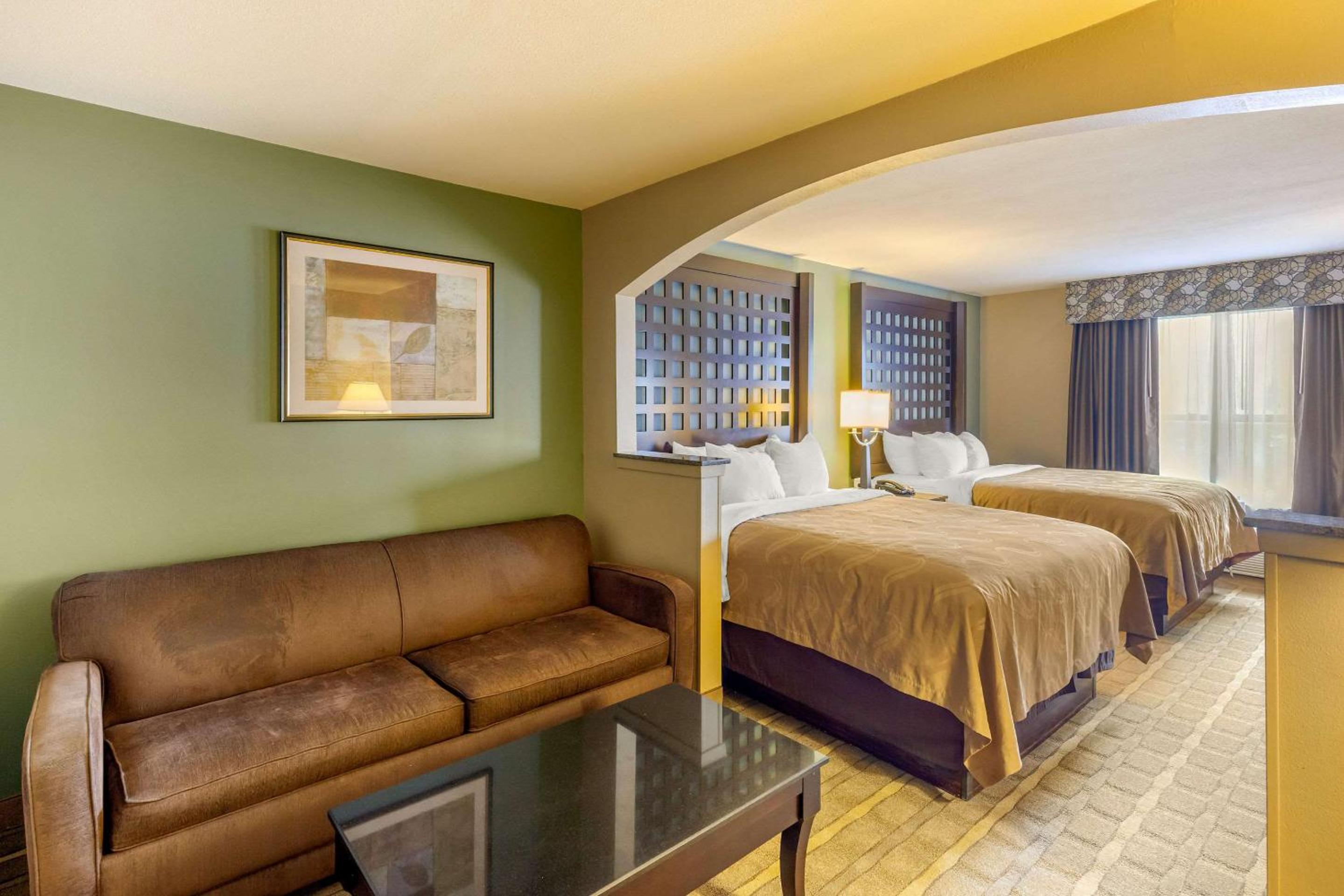 Queen Suite with Two Queen Beds - Non-Smoking - Photo 7