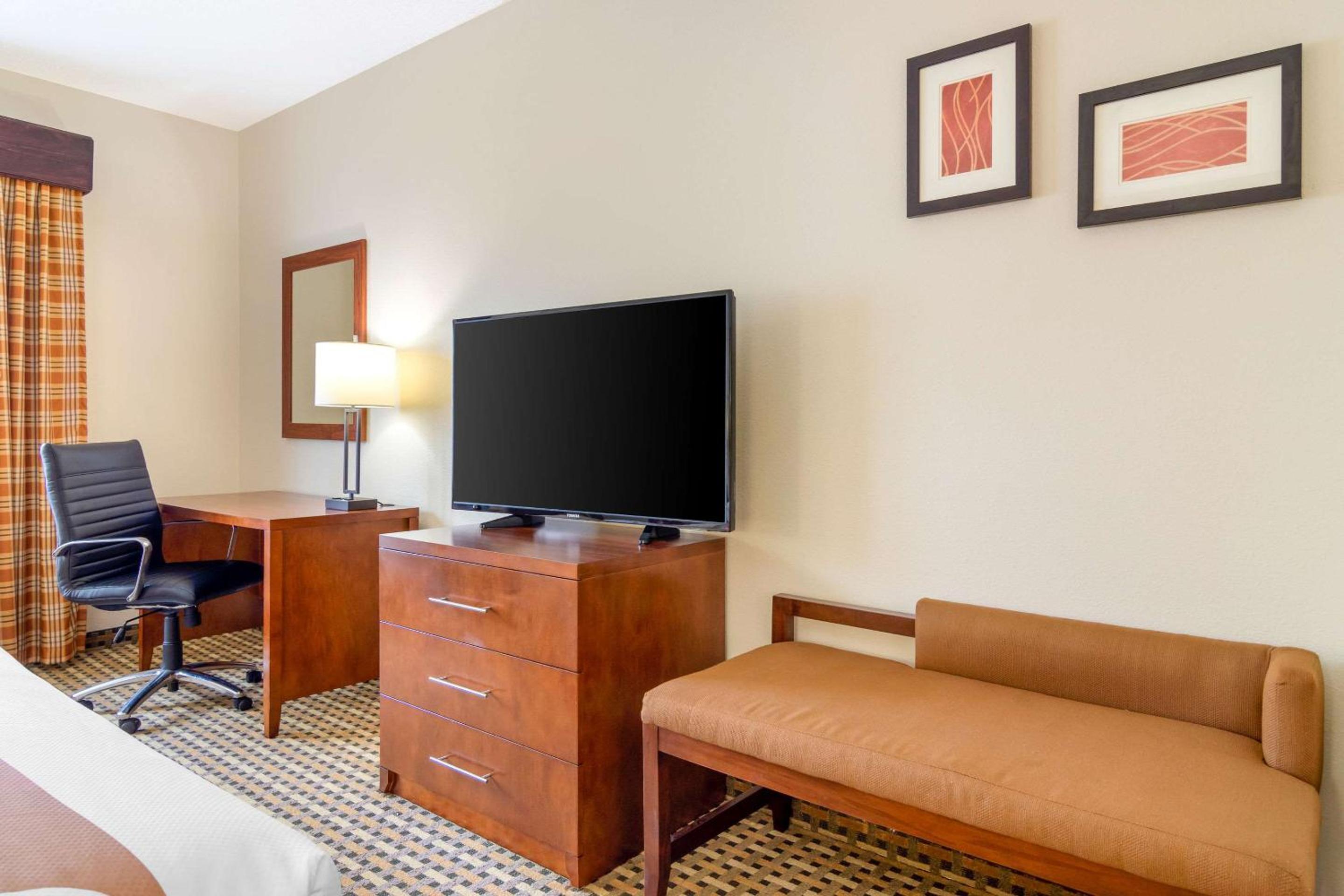 King Suite - Accessible/Non-Smoking photo 1