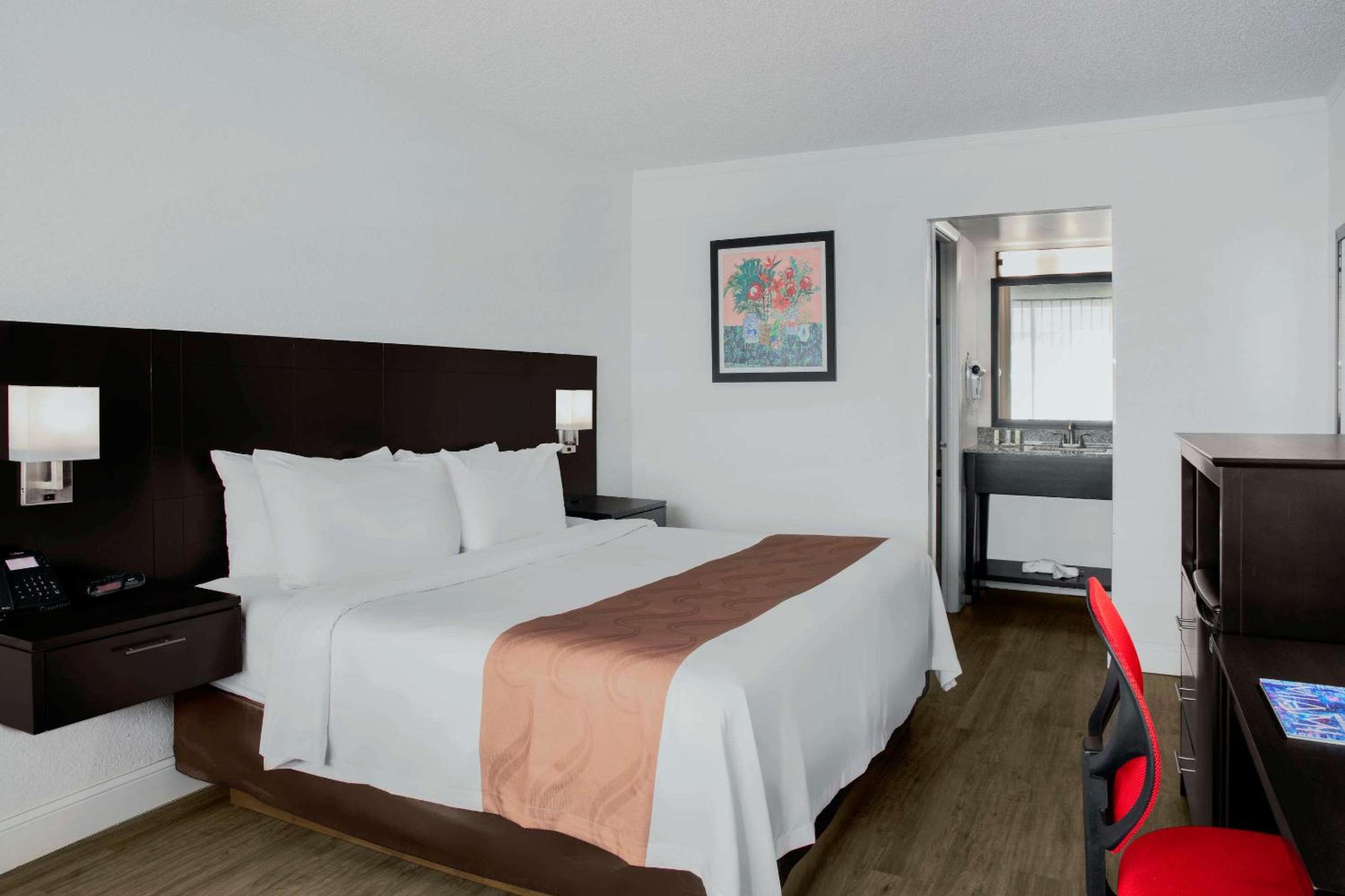 Deluxe King Room - Non-Smoking photo 2