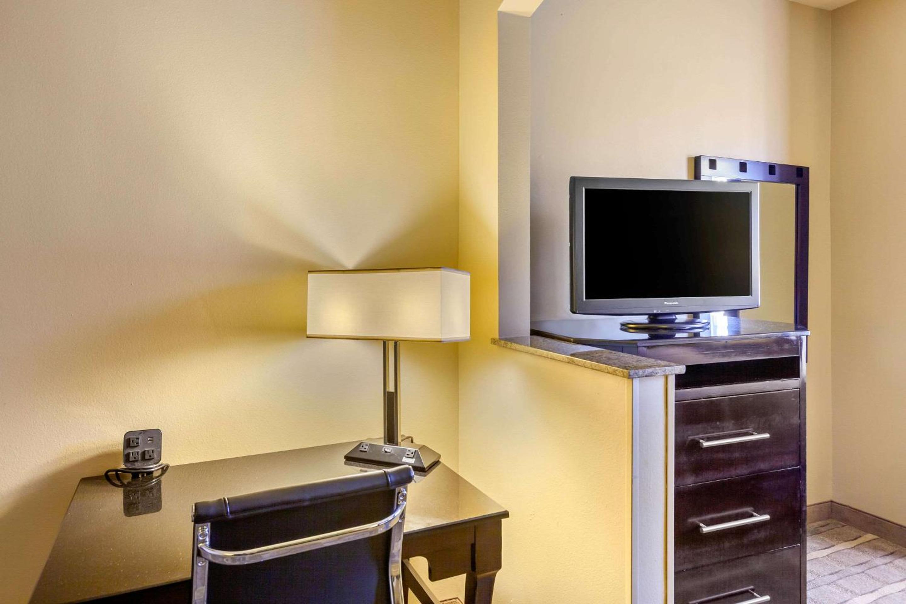 King Suite - Non-Smoking - Photo 6