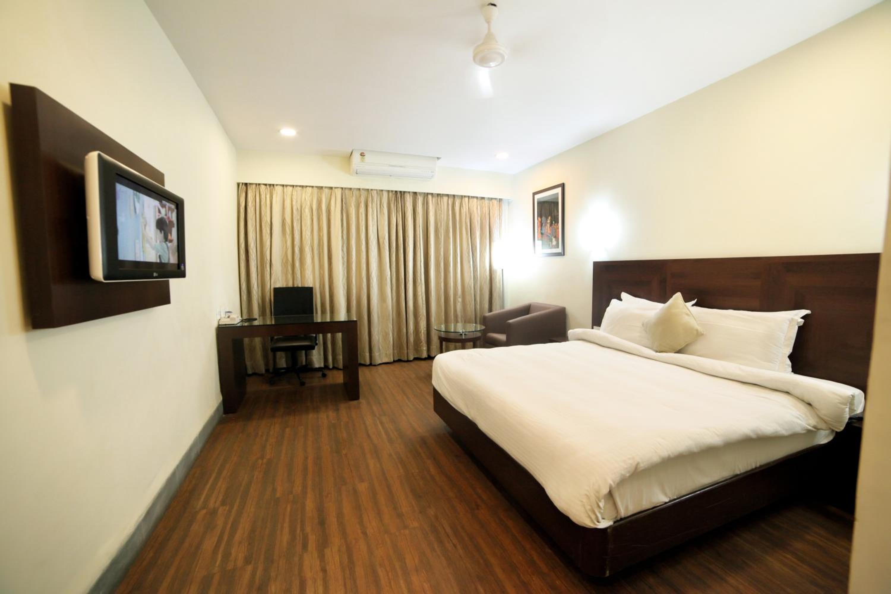 Large Double or Twin Room - Photo 10