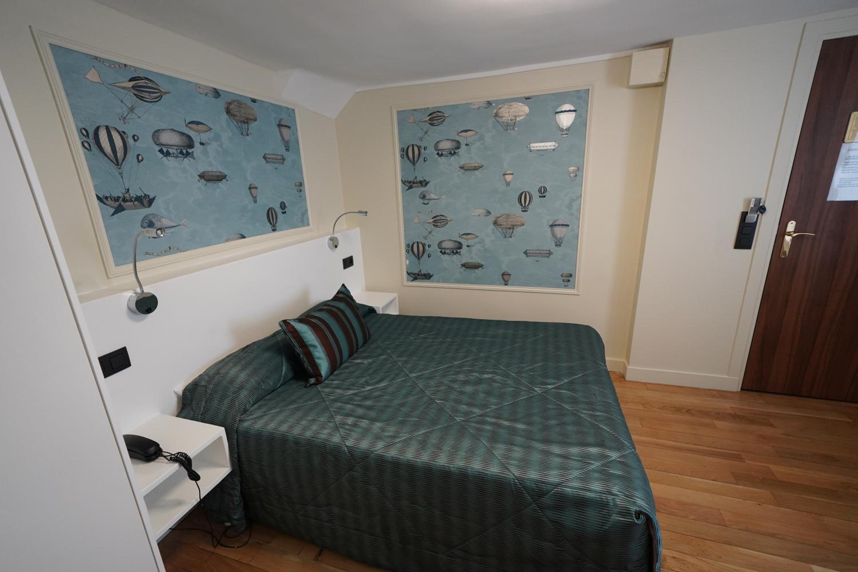 Single Room with Private Bathroom photo 1