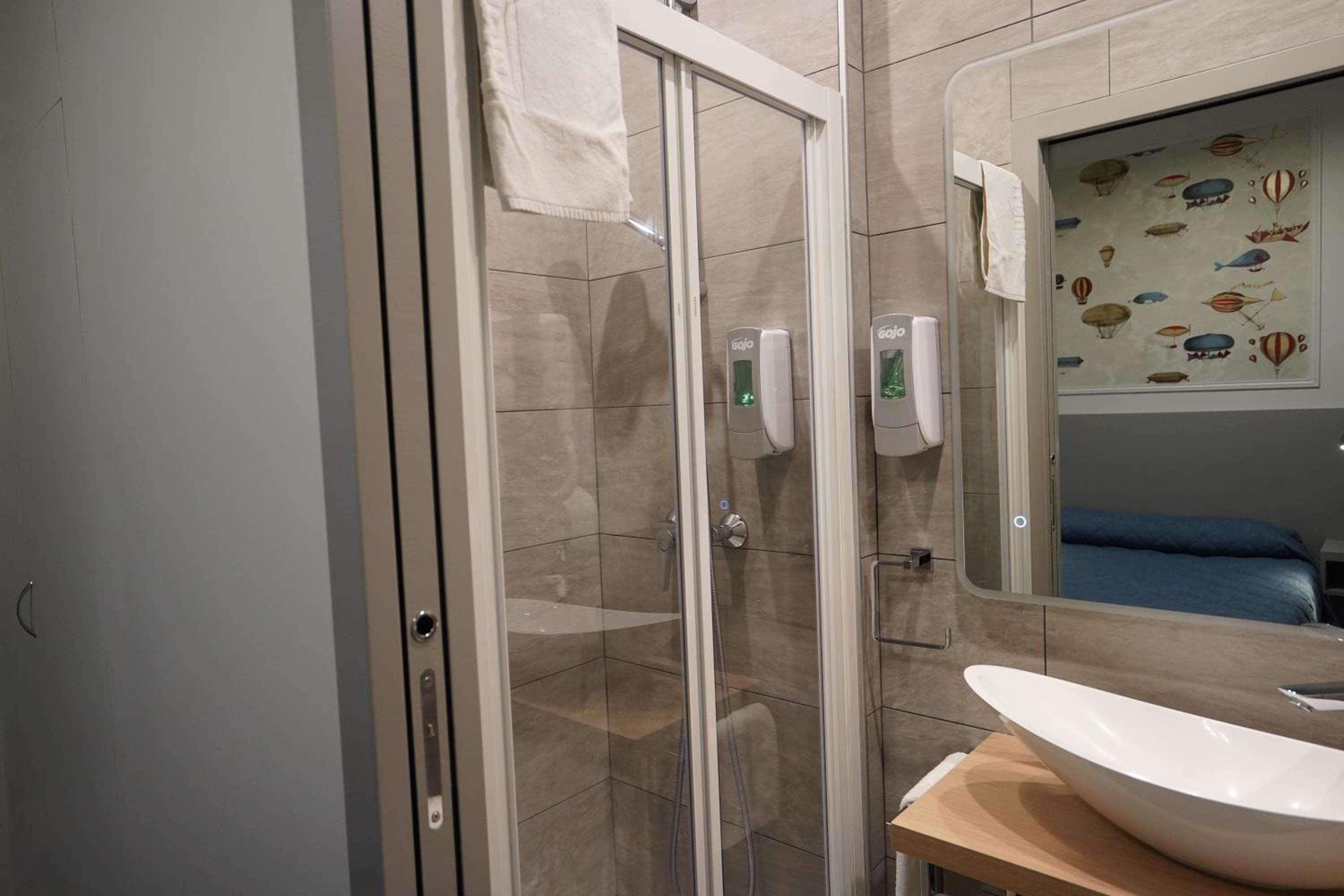 Single Room with Private Bathroom photo 3