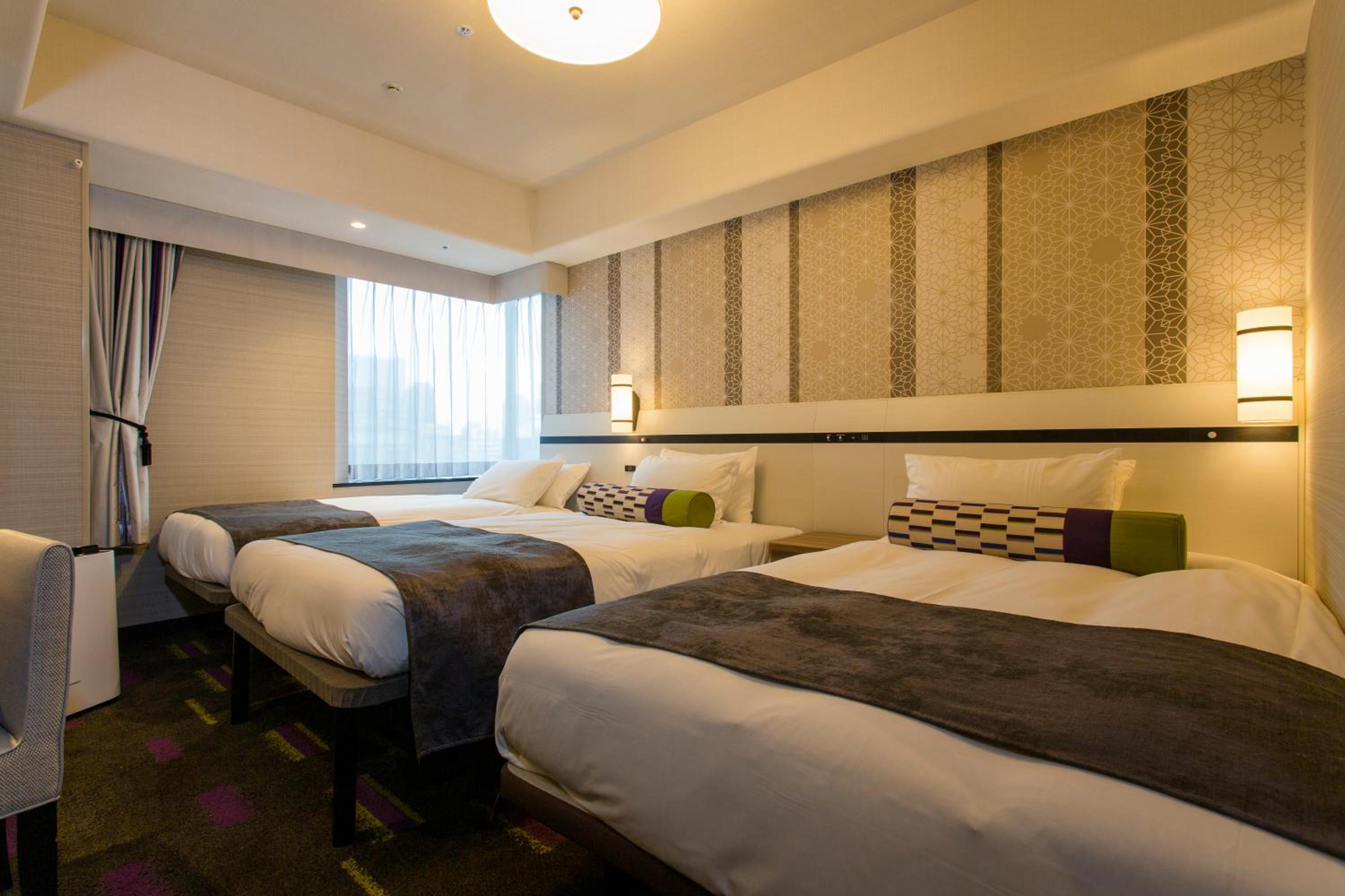 Corner Twin Room with Extra Bed - Non-Smoking photo 1