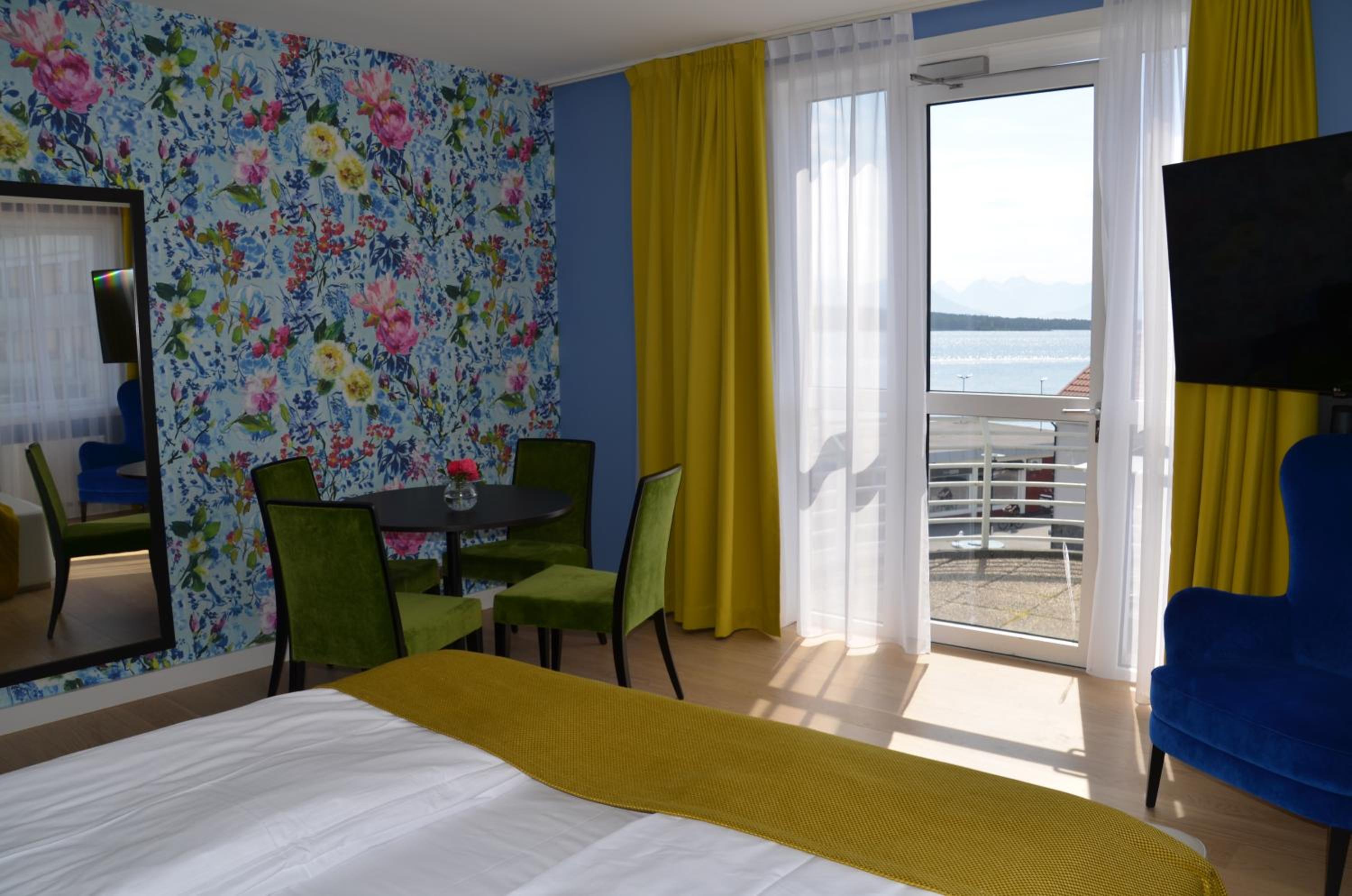 Suite - Photo 1